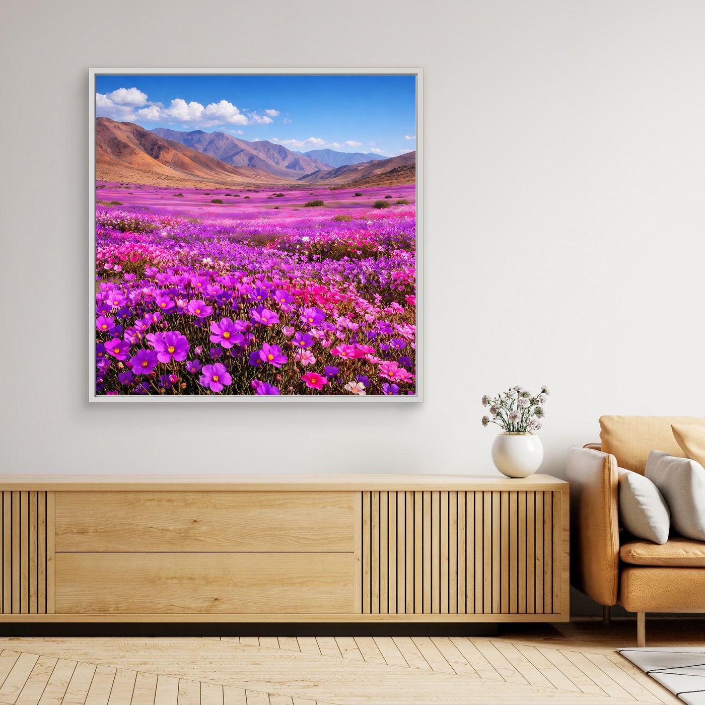 Leinwandbild blühendes Tal mit pinken Blüten und Bergen, heller Rahmen