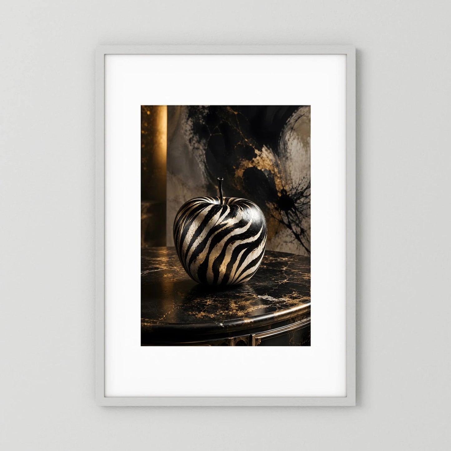 Gerahmtes Kunstposter mit zebra-streifigem Apfel und dunklen Goldakzenten