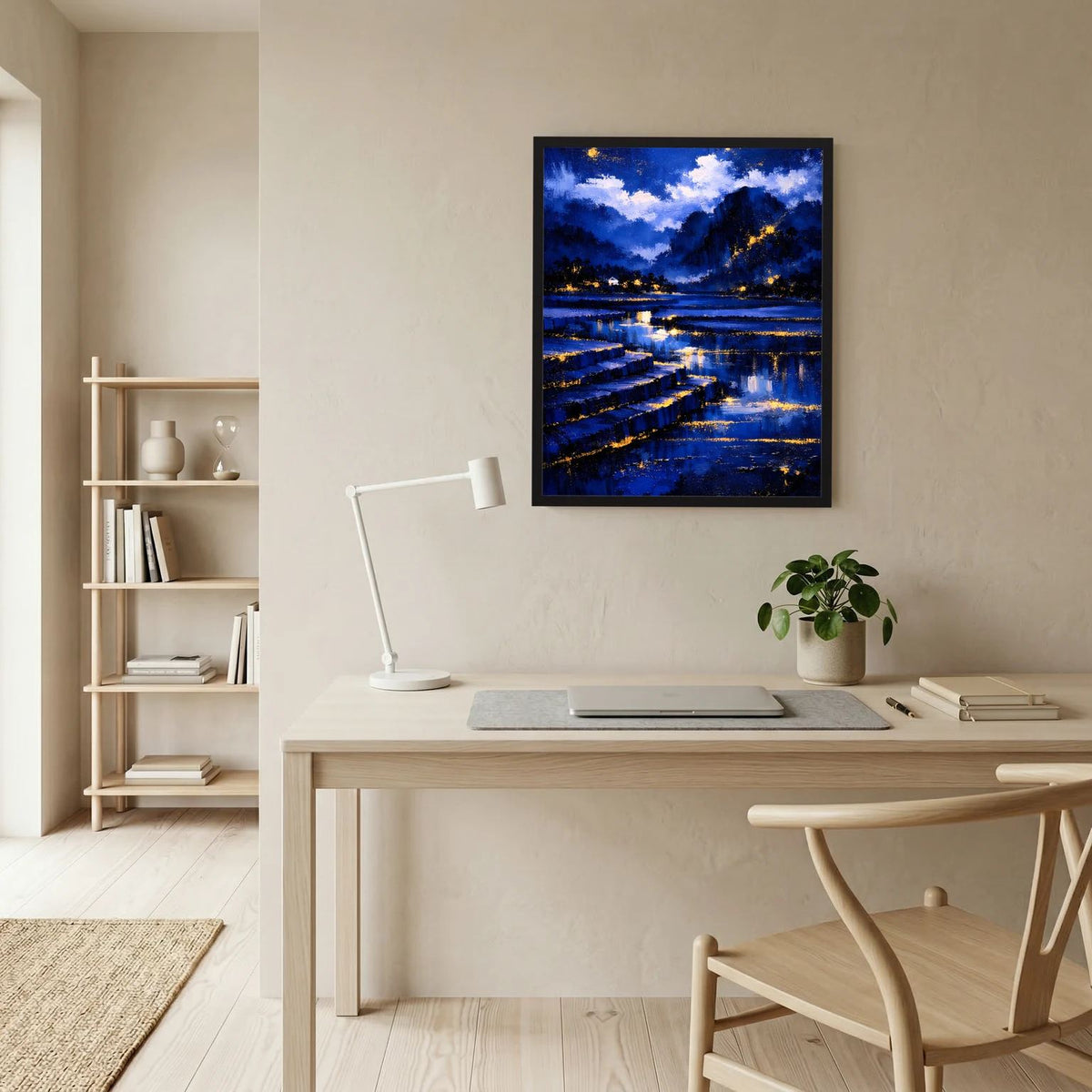 Gerahmtes Poster mit abstrakter Nachtlandschaft in Blau und Gold, mit Reflexion im Wasser