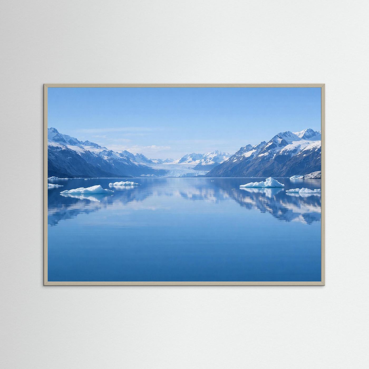 Poster im Querformat mit Gletscher- und Eisbergmotiv in hellem Holzrahmen