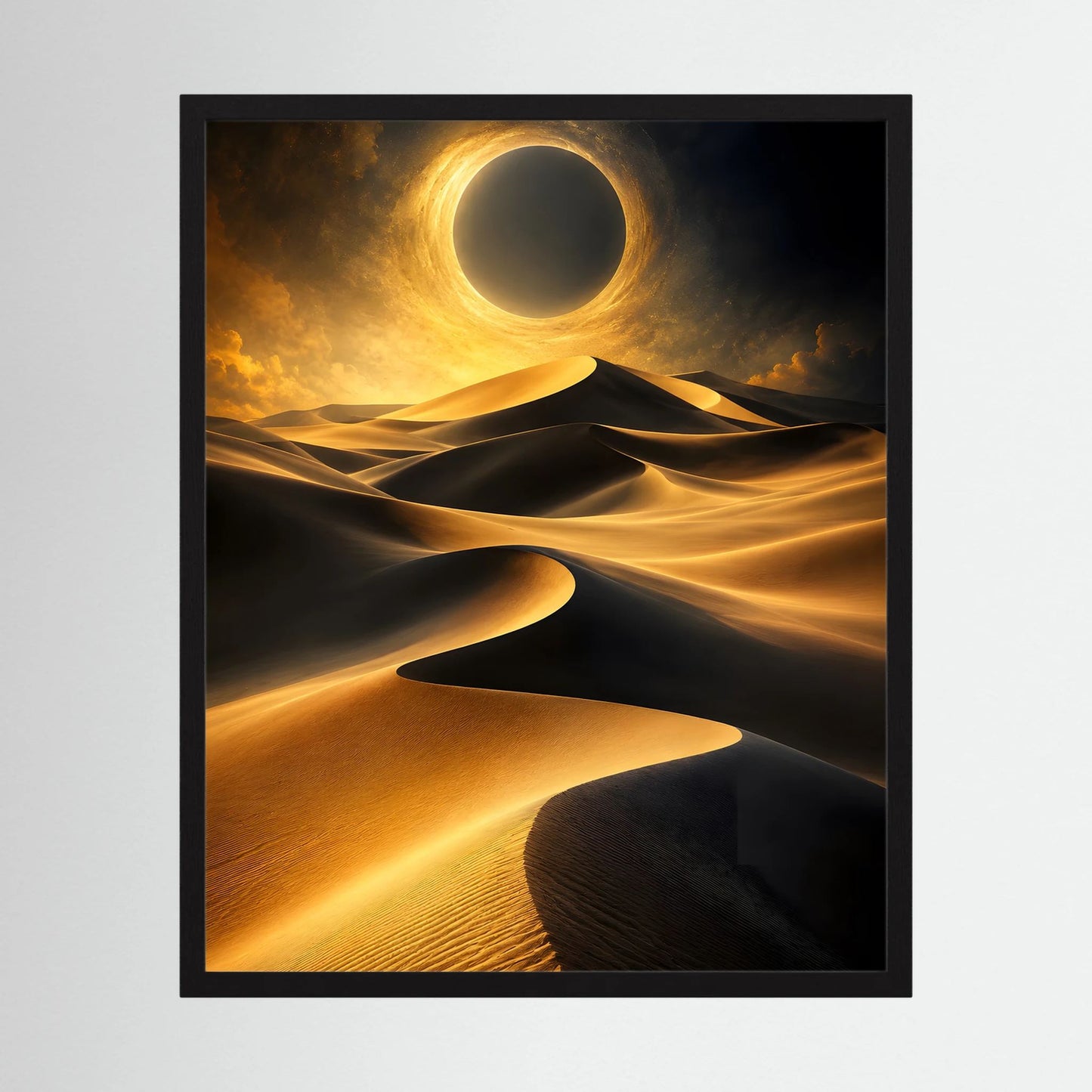 Gerahmtes Kunstposter im Hochformat: goldene Sonnenfinsternis über dunklen Wüstendünen