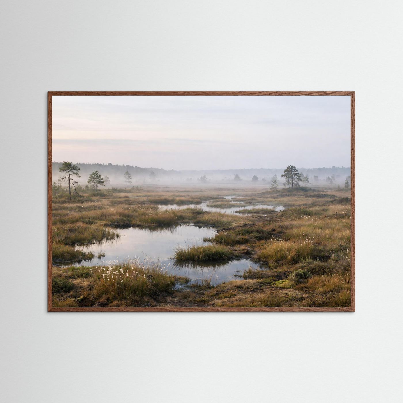 Moorlandschafts-Poster im braunen Holzrahmen: Flachmoor mit Wasserlauf und Nebel
