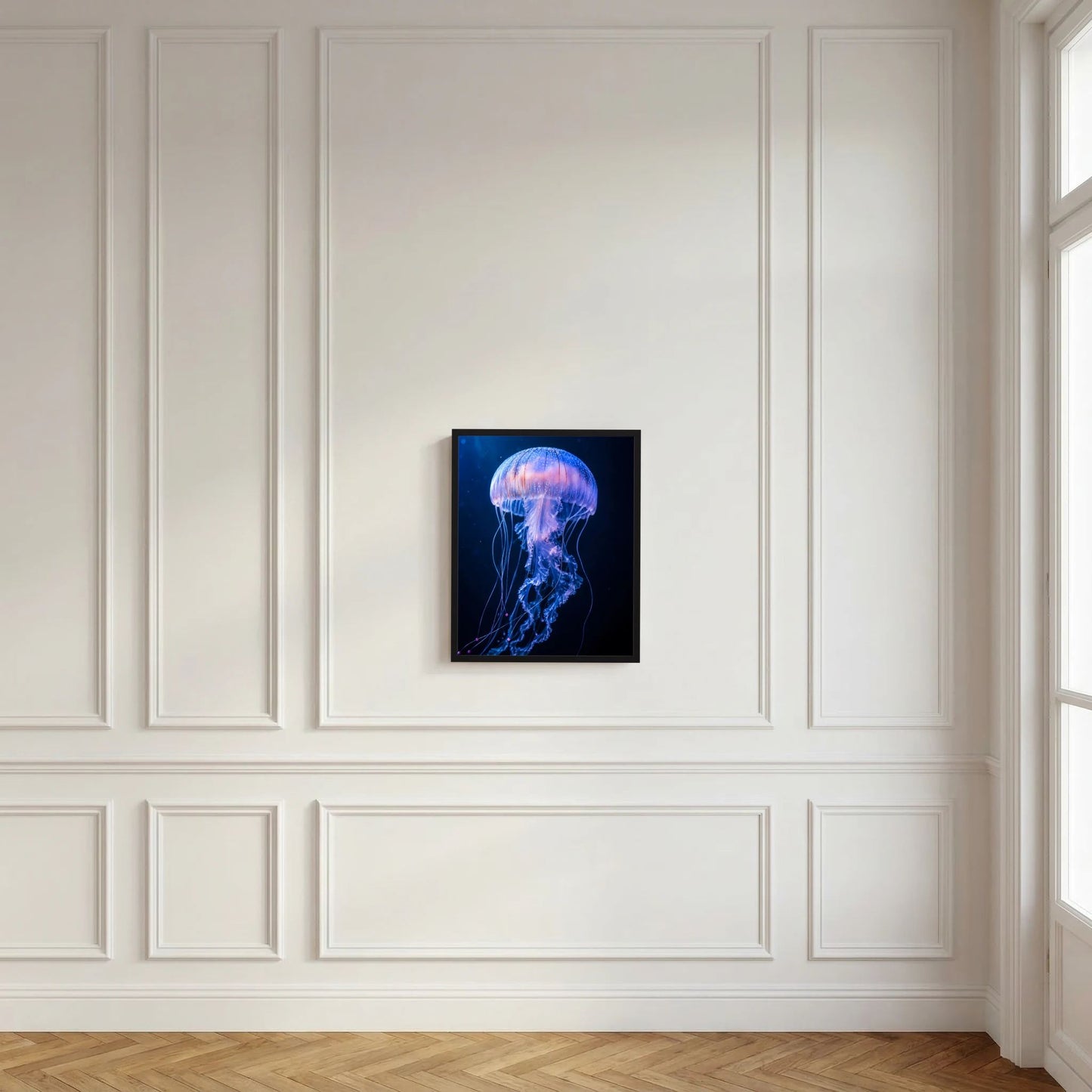 Gerahmtes Poster mit leuchtender Qualle in Blau-Violett und zarten Tentakelsträngen