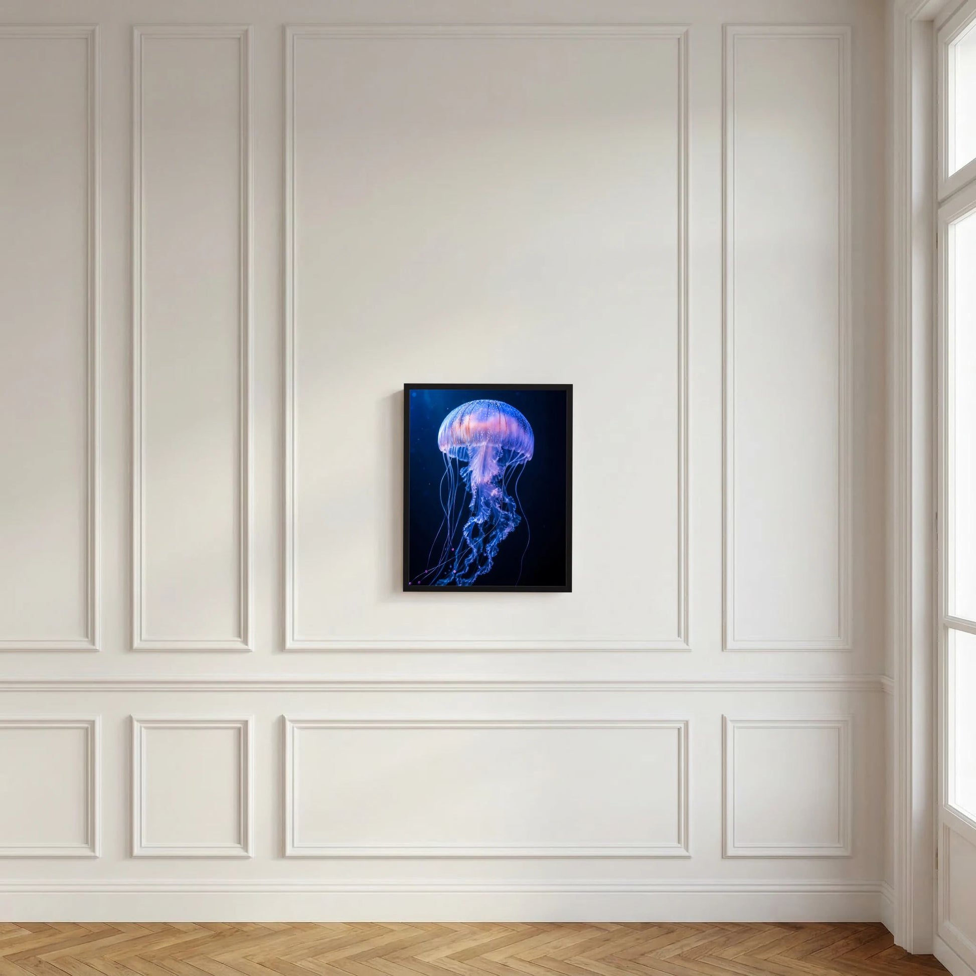 Gerahmtes Poster mit leuchtender Qualle in Blau-Violett und zarten Tentakelsträngen