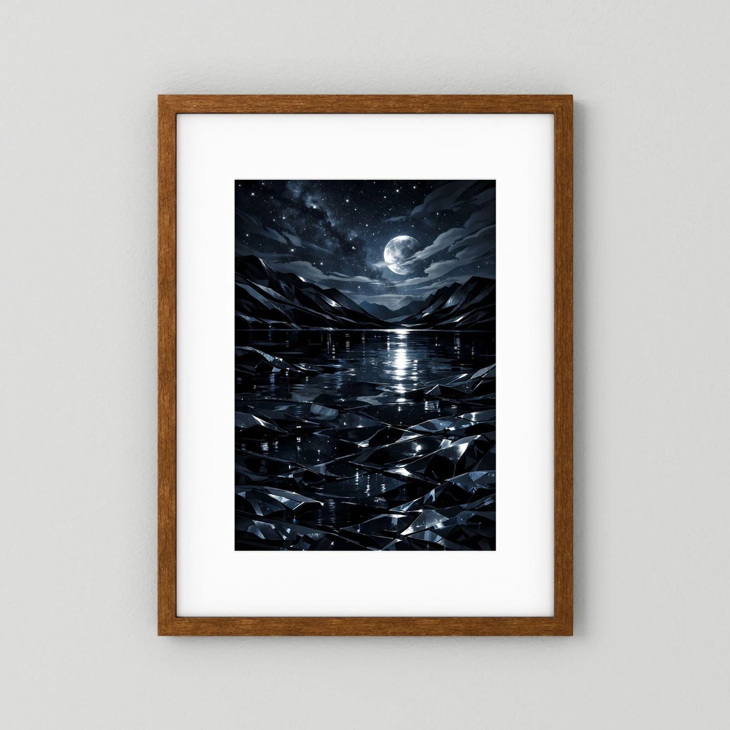 Hochformat-Poster im Holzrahmen mit weißem Rand: Mond über Nachtbergen, Sternenhimmel am See