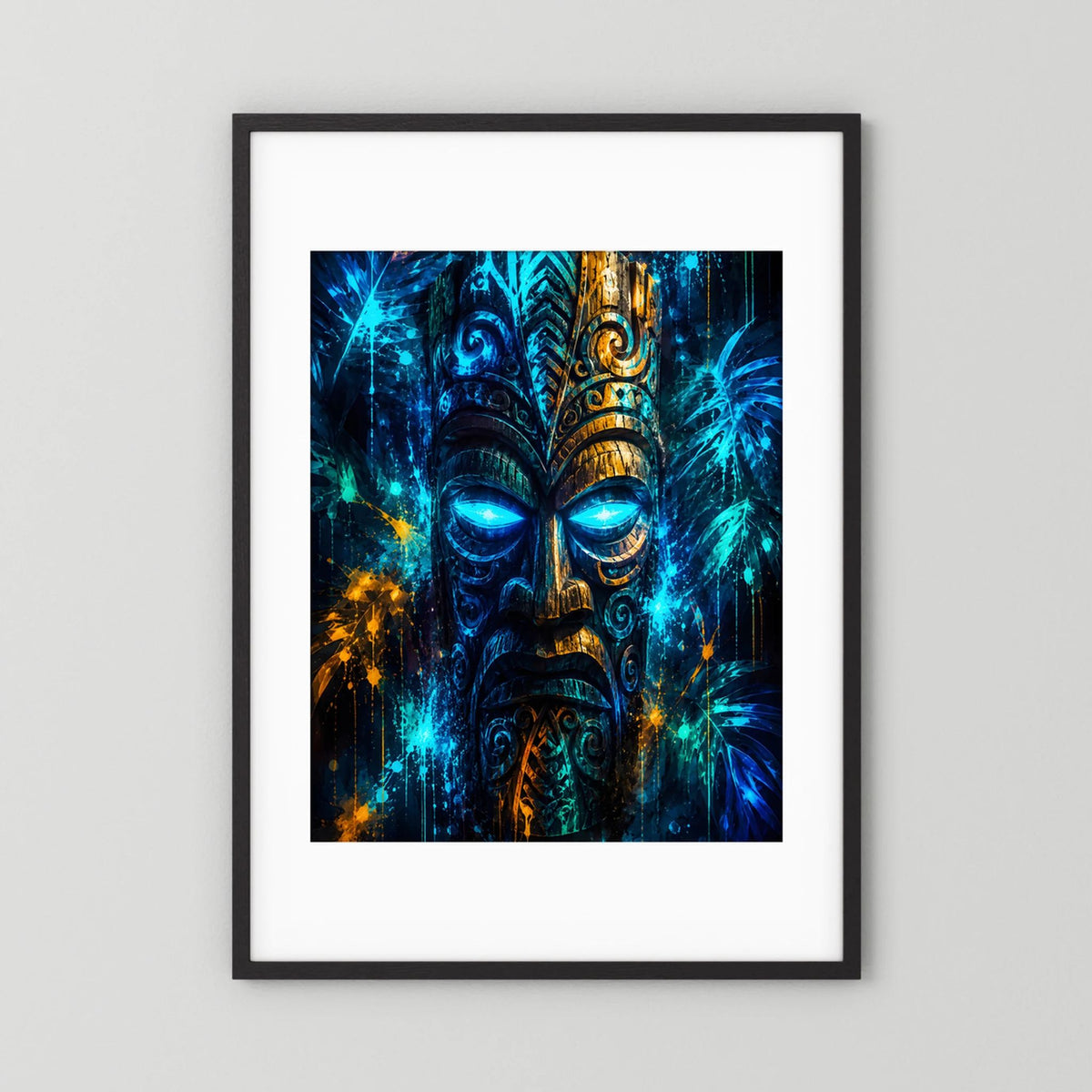 Hochformatiges Poster mit leuchtender Tiki-Maske in Blautönen und Gold im schwarzen Rahmen