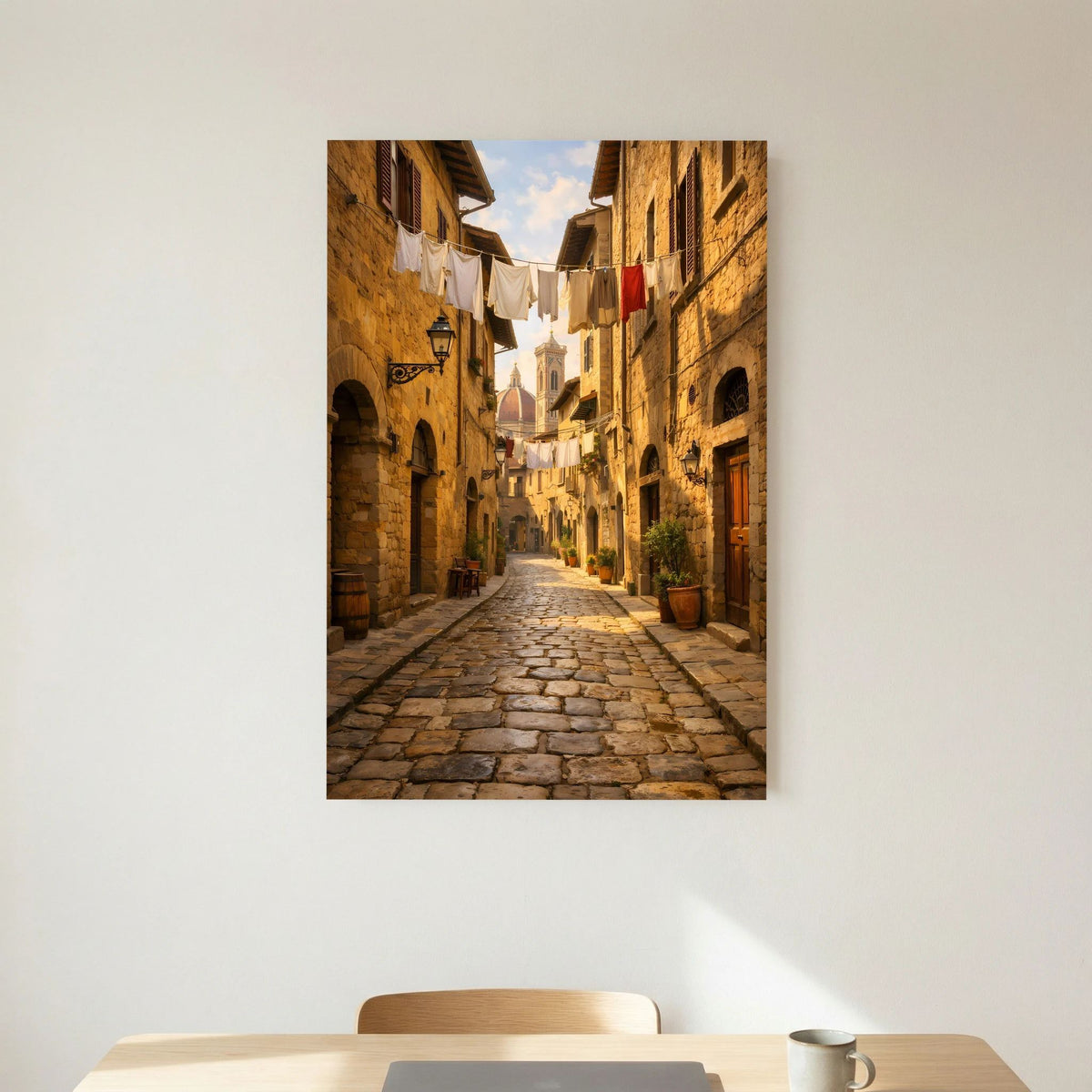 Hochformatiges Wandbild mit Blick in eine Altstadtgasse, Fassaden mit Wäsche und Bäumen
