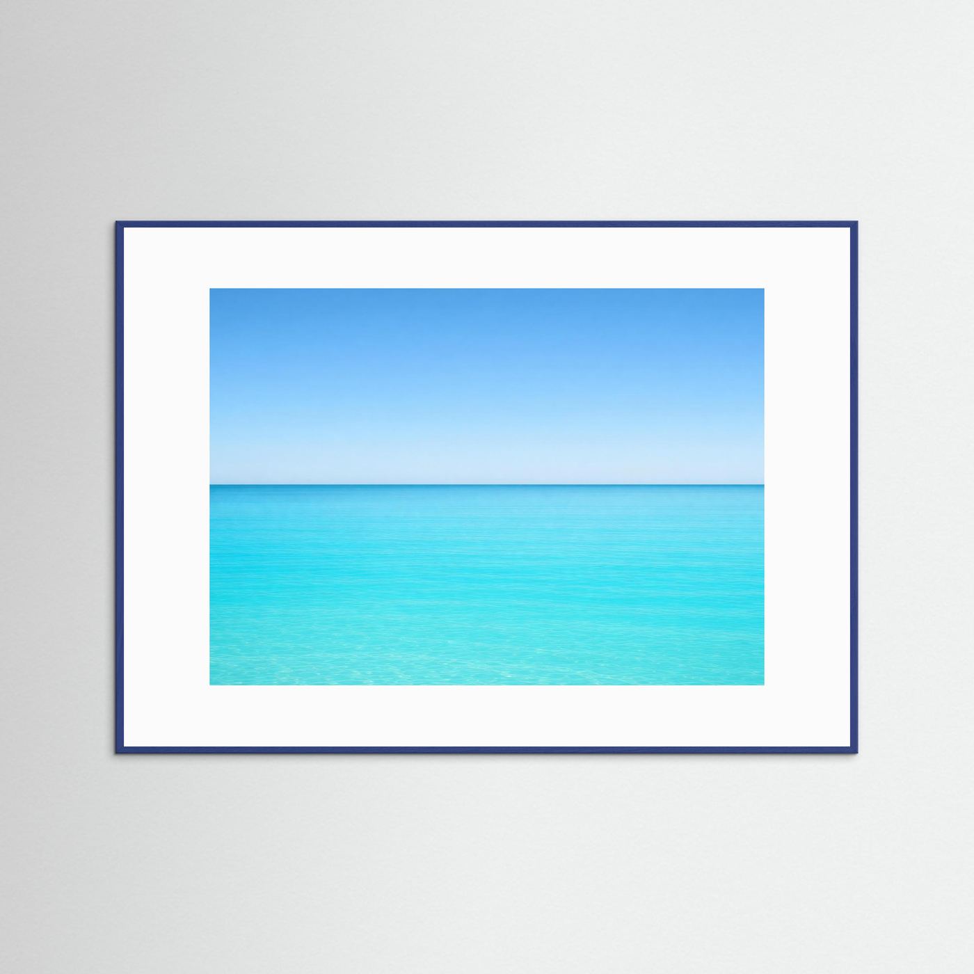 Meerposter im Querformat mit blauem Rahmen und weißem Passepartout, Motiv Meereslinie