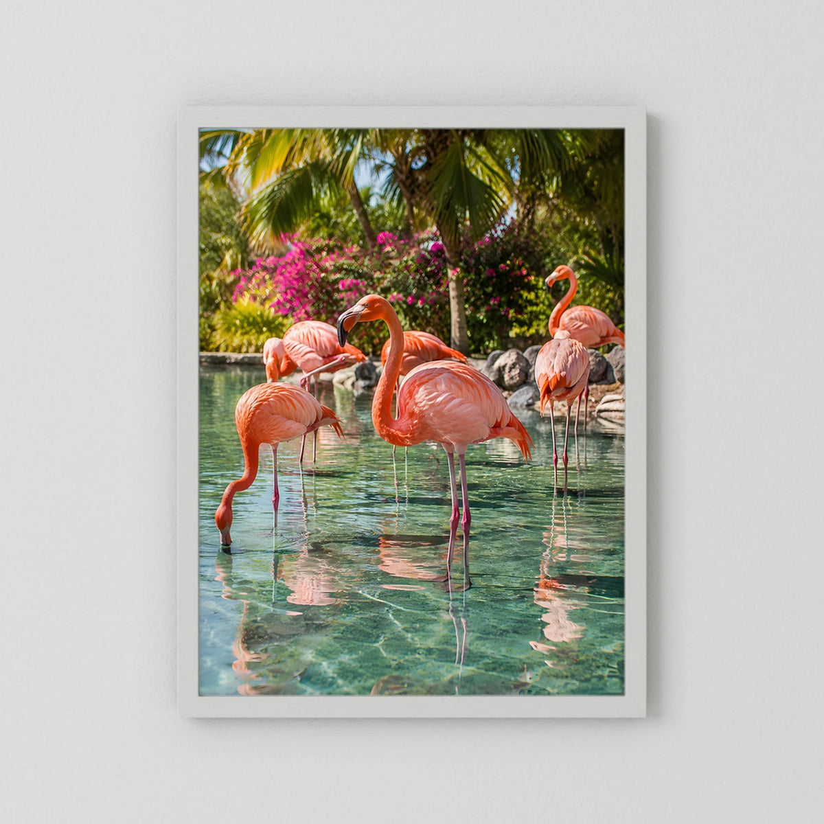 Poster mit Flamingos im Tropenwasser, weißer Rahmen