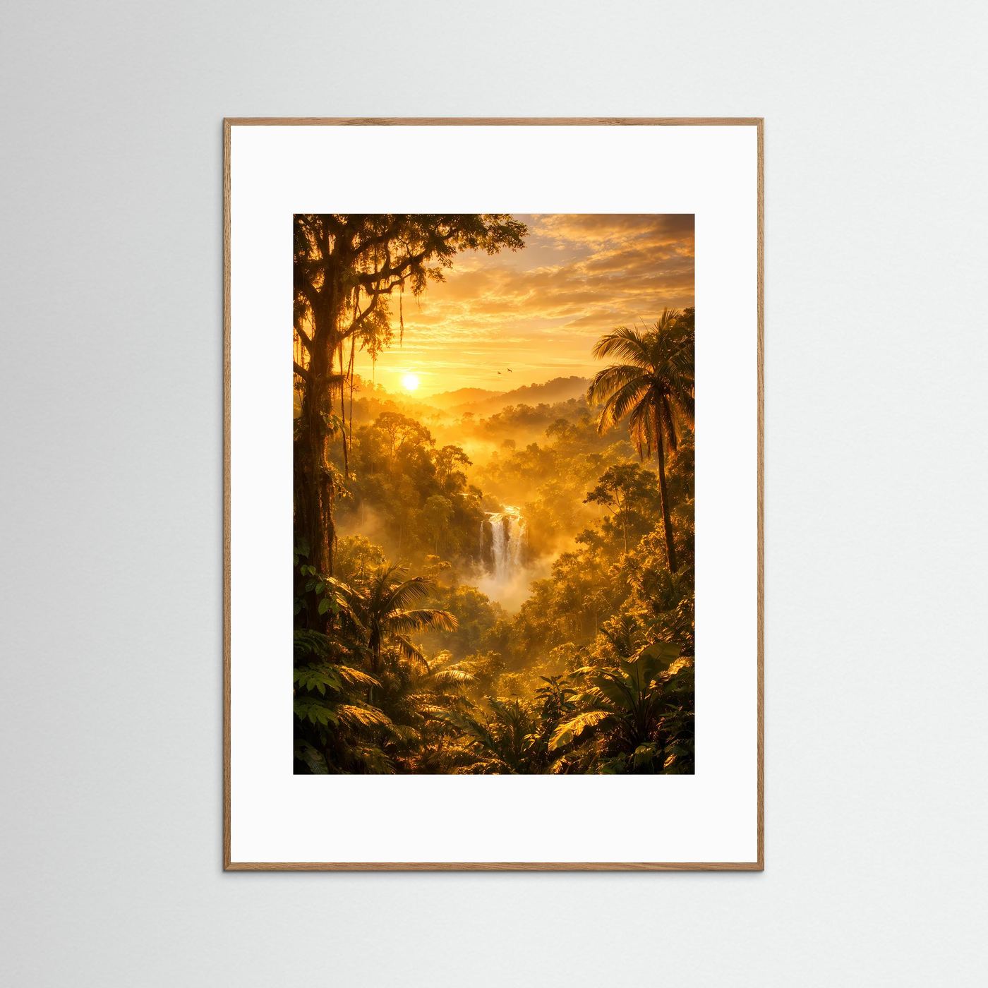 Dschungelposter mit Wasserfall und Sonnenuntergang, heller Holzrahmen, Hochformat