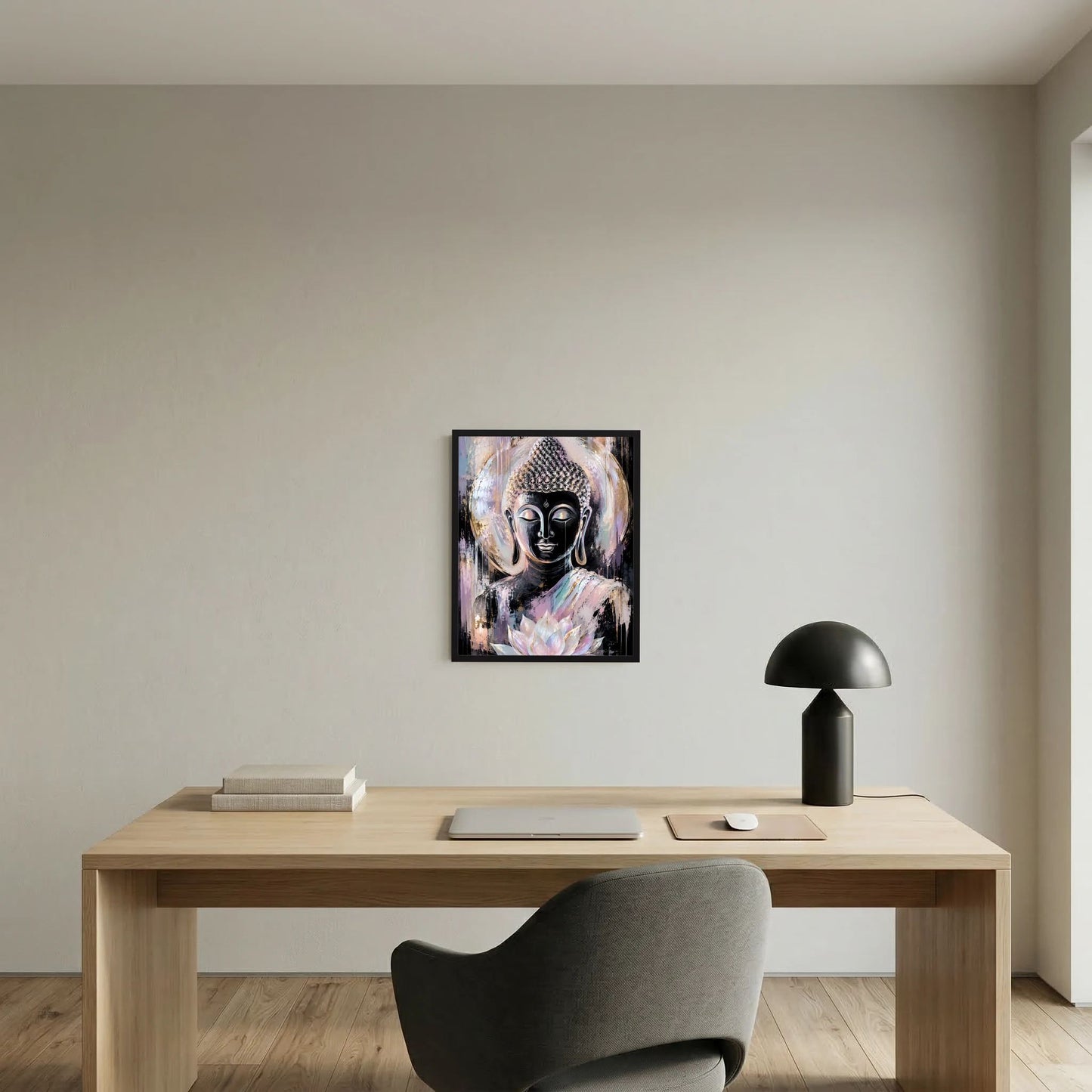 Buddha-Kunstposter mit Lotusblüte im schwarzen Rahmen über dem Schreibtisch.