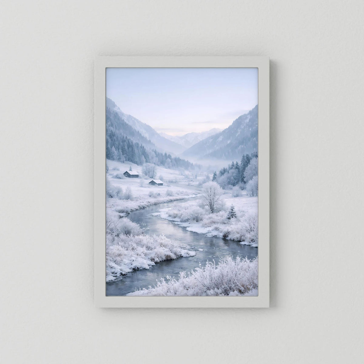 Winterliches Poster mit weißem Passepartout und verschneitem Flusstal, Hochformat