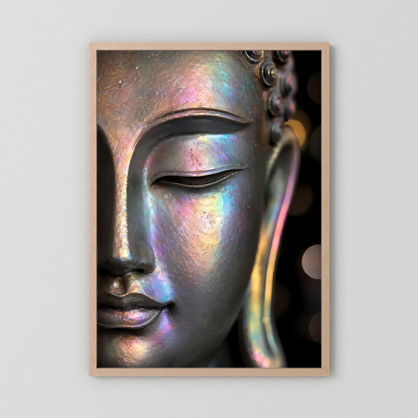 Kunstposter mit Buddha-Gesicht in irisierender Perlmutt-Optik, Holzrahmen (hellbraun)