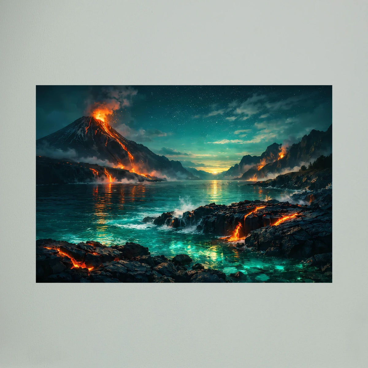 Querformatiges Wandbild mit Vulkanszene am Meer, glühende Lava im Wasser bei Sonnenuntergang