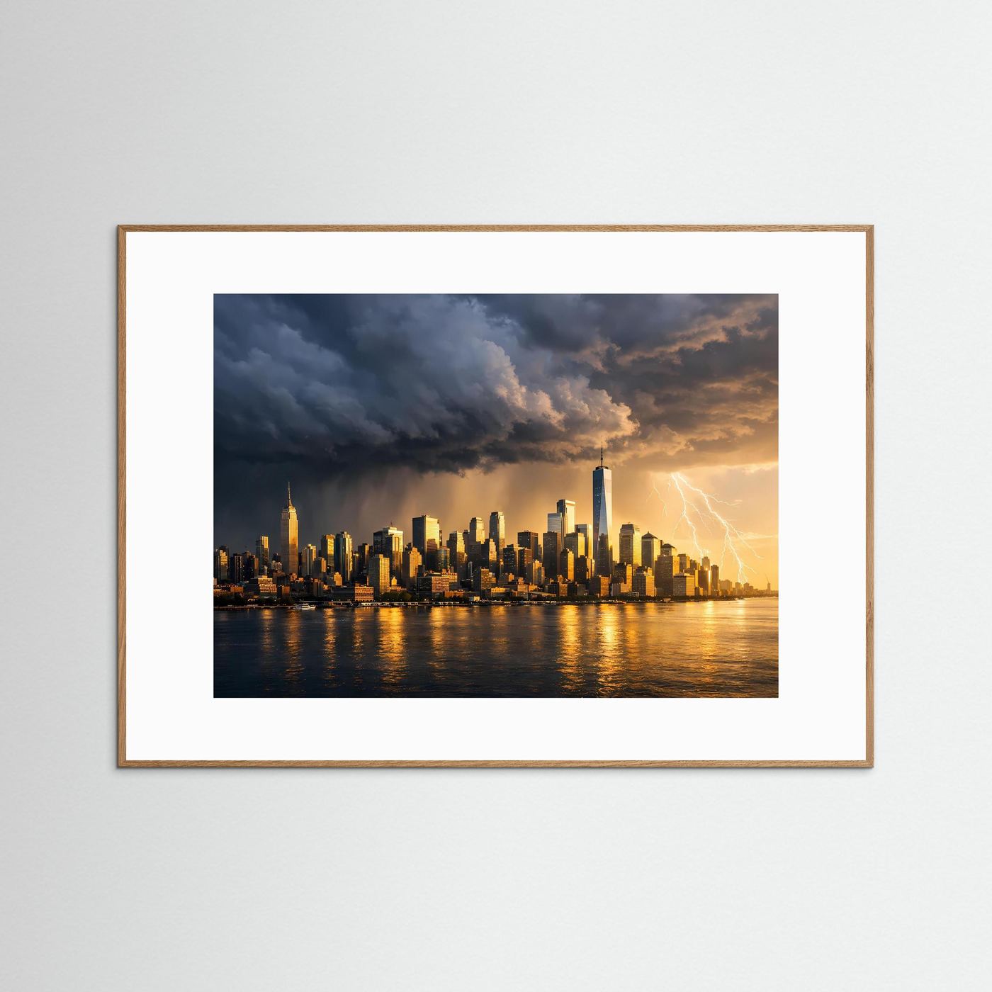 Panorama-Wandbild New Yorker Skyline bei Gewittersturm im Sonnenuntergang, naturbrauner Holzrahmen