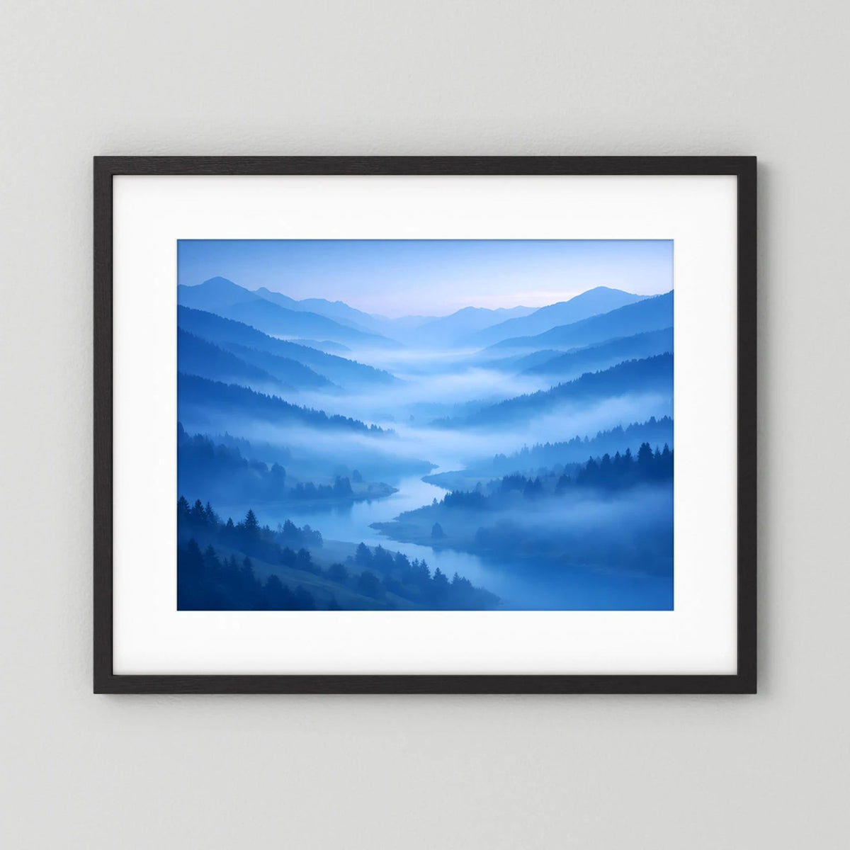 Poster im Querformat mit blauer Berglandschaft im Nebel, schwarzer Rahmen mit Rand