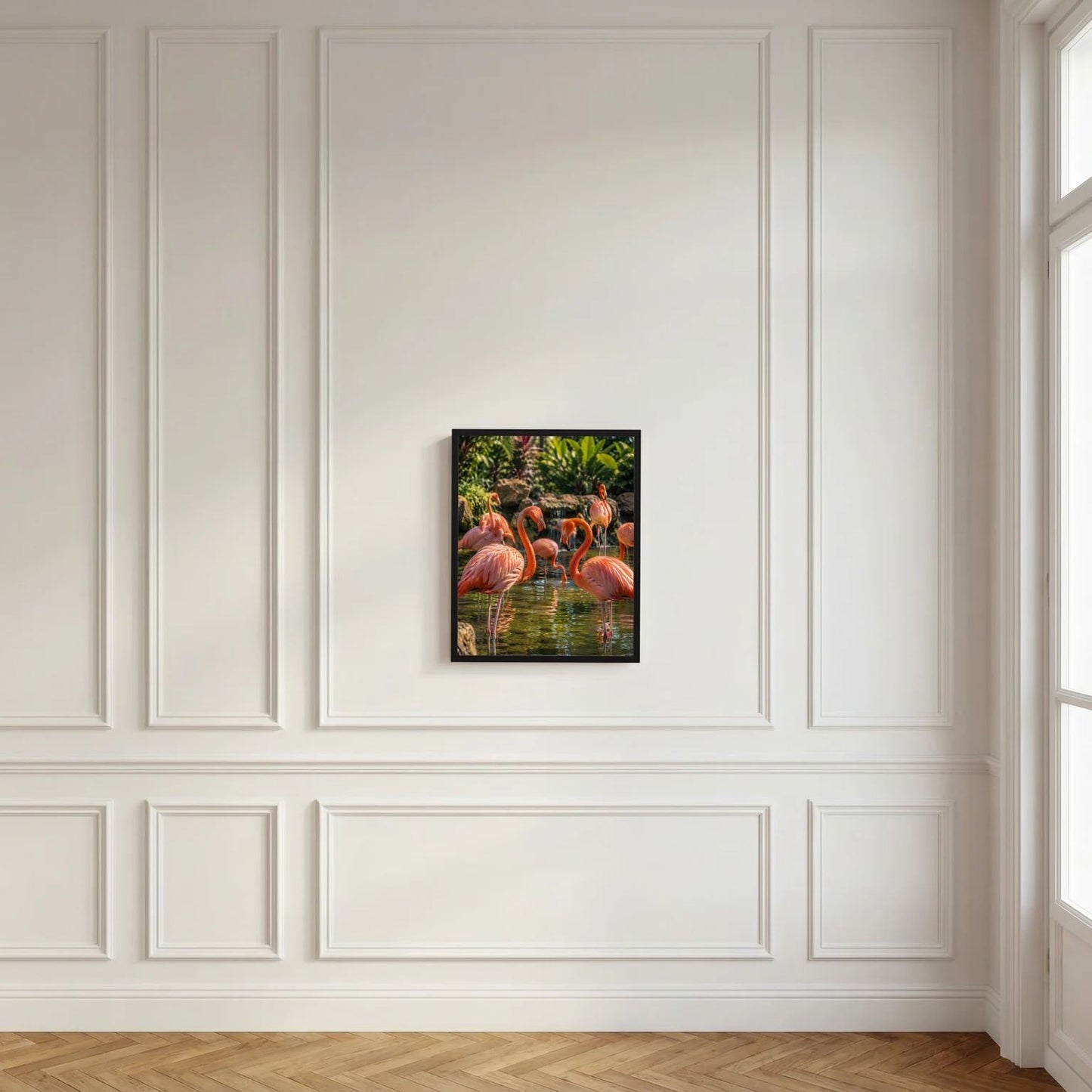 Hochformat-Poster in schwarzem Rahmen: rosa Flamingos im Wasser zwischen Pflanzen