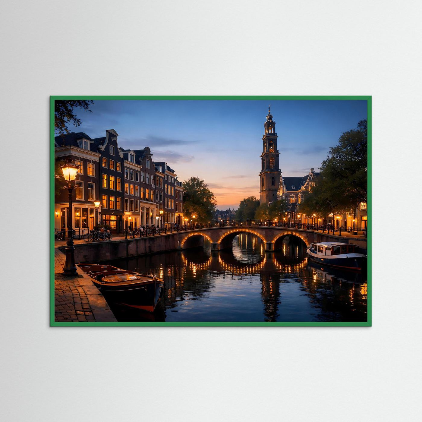 Wandbild Querformat mit grünem Rahmen: Amsterdamer Kanal bei Nacht, Turm, Brücke und Boot