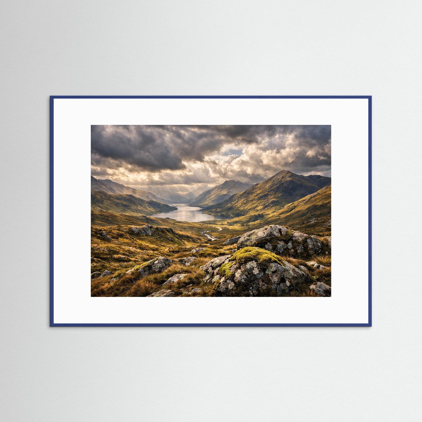 Dramatisches Schottisches Gebirgstal im Sonnenlicht | Panorama Highlands & Natur Poster Querformat