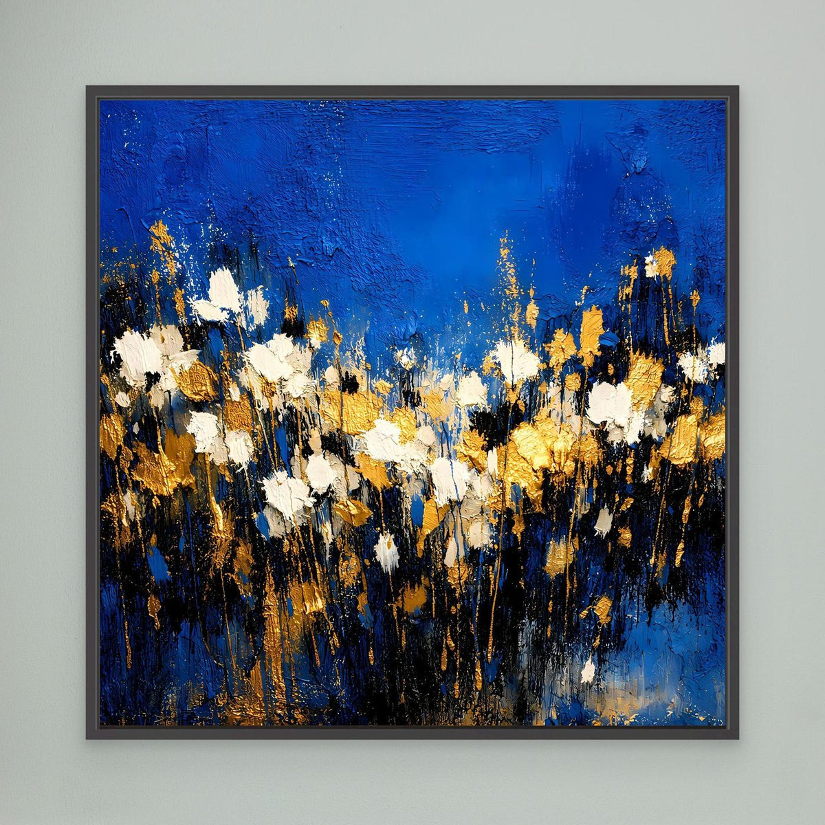 Wandbild mit abstraktem Blumenmotiv, blaue Flächen mit weißen und goldenen Akzenten, schwarzer Rahmen