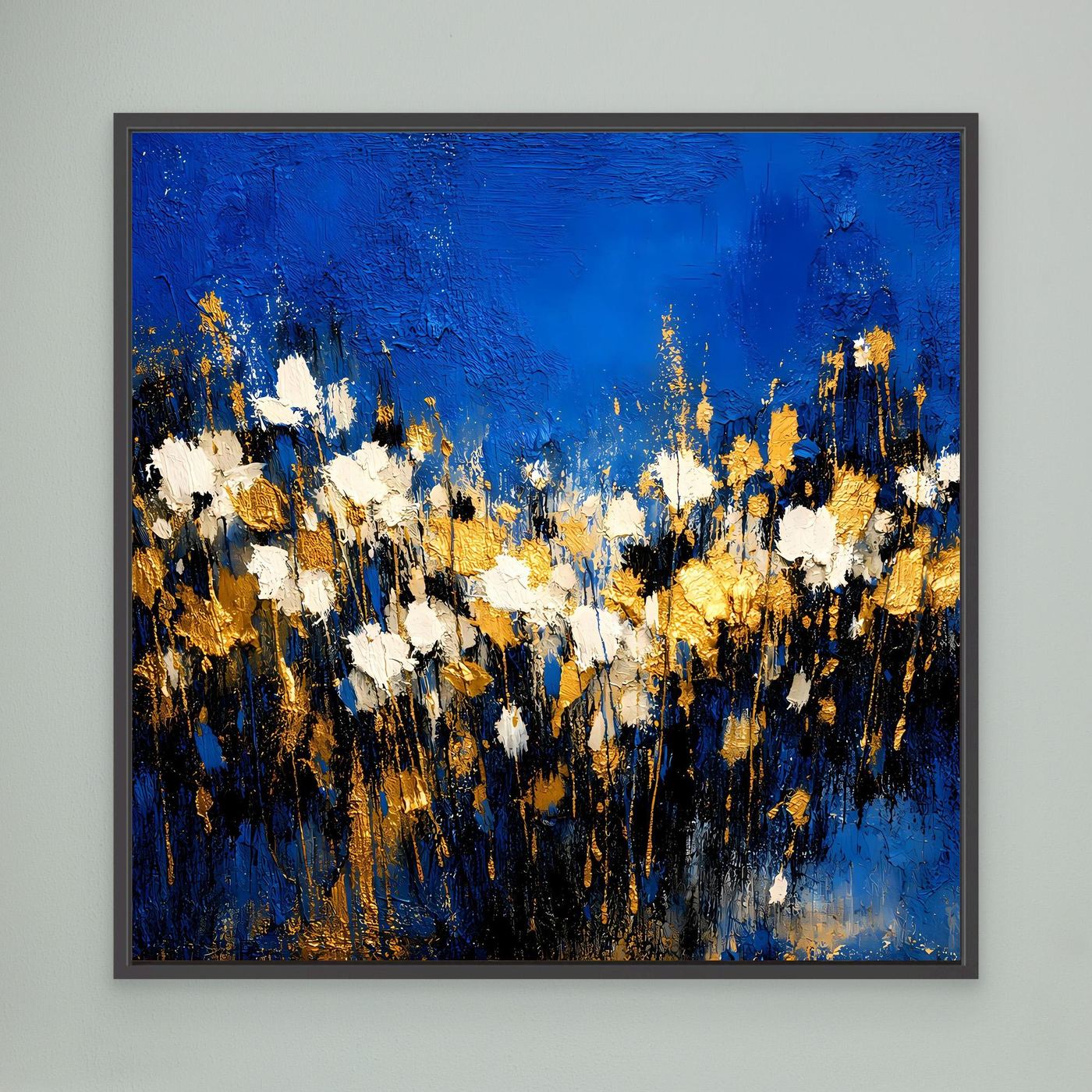 Wandbild mit abstraktem Blumenmotiv, blaue Flächen mit weißen und goldenen Akzenten, schwarzer Rahmen