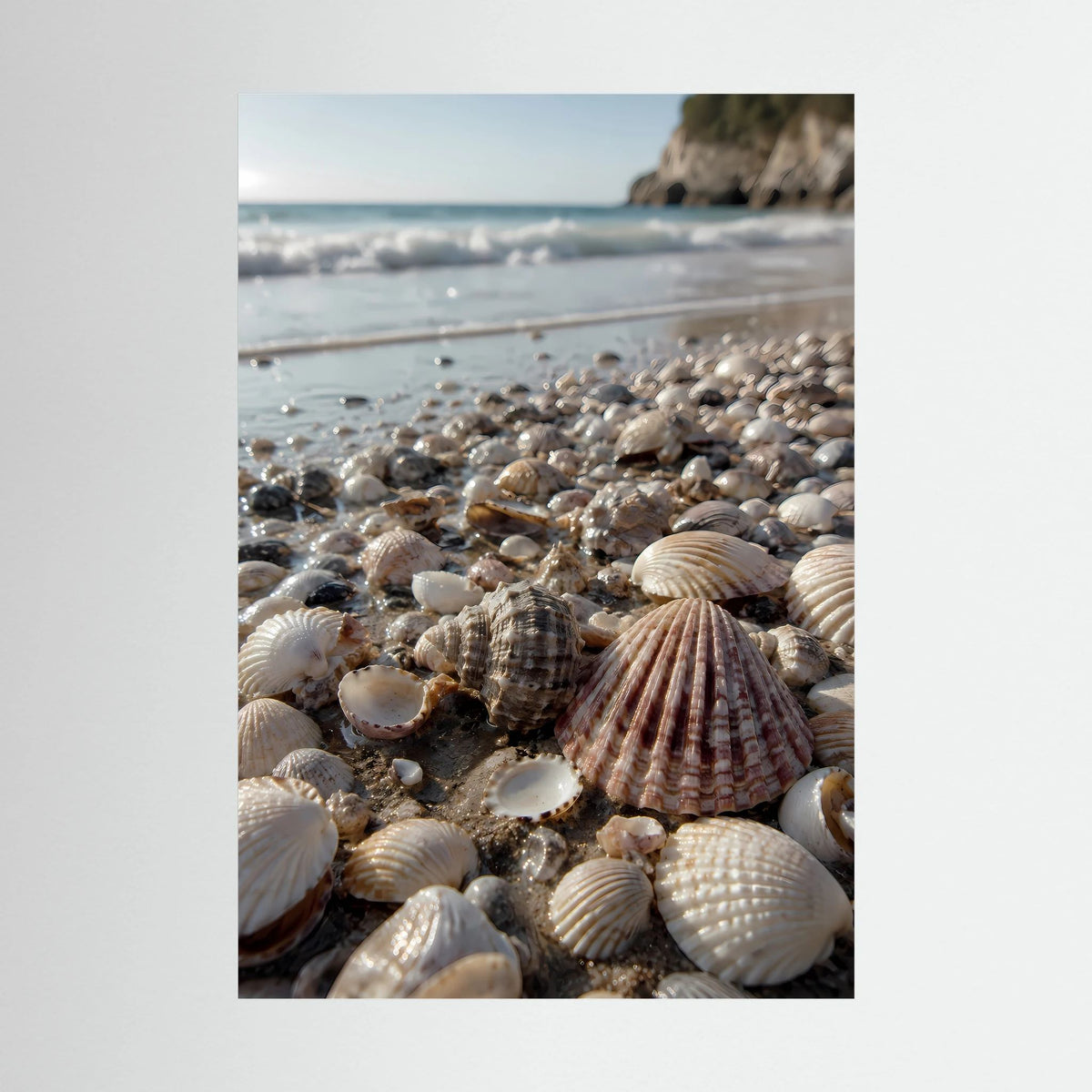 Poster im Hochformat mit Muscheln am Strand, Nahaufnahme in sanften Naturfarben