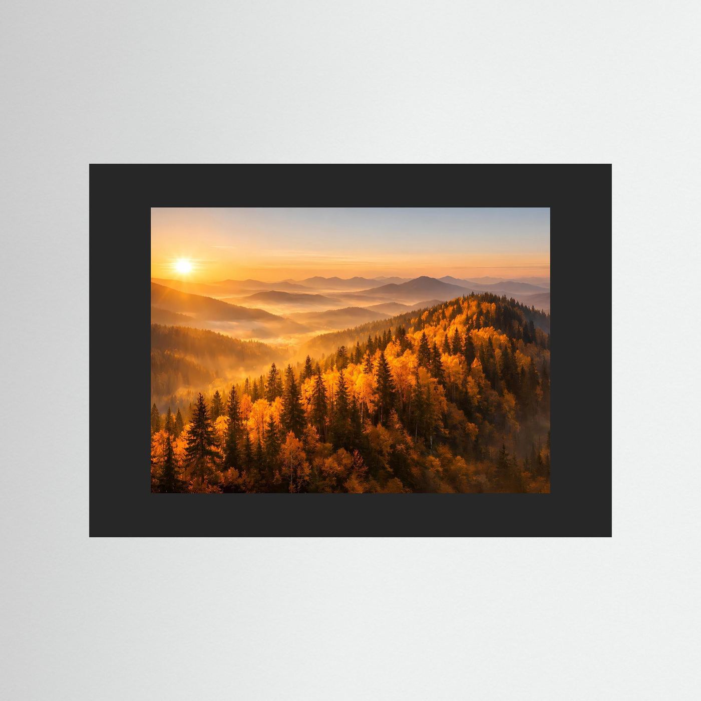 Wandbild: goldener Herbstwald mit Bergen und Sonnenaufgang, schwarzer Rahmen