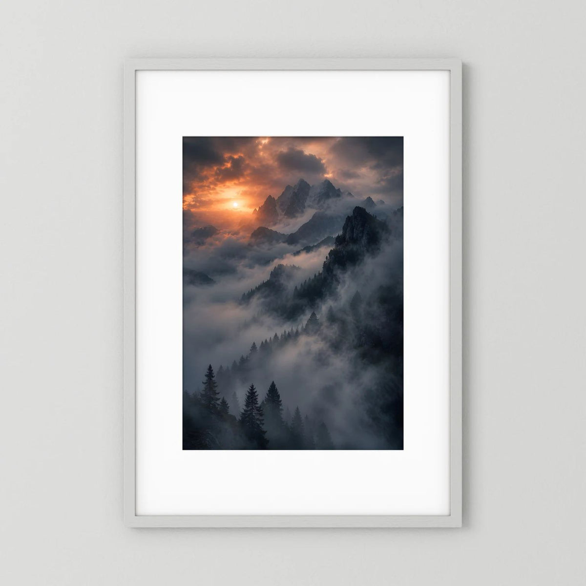 Hochformatiges Poster mit Berglandschaft und Nebel, orangefarbener Sonnenuntergang, im weißen Rahmen