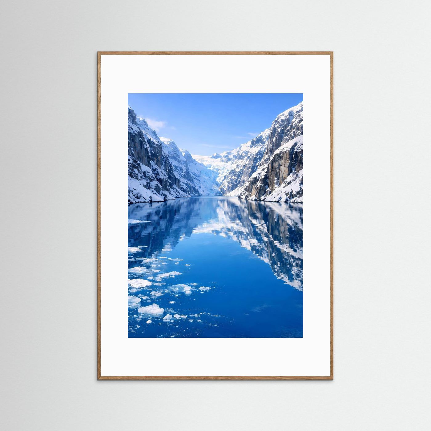 Wandbild mit Fjord und Gletschereis, blaues Wasser, helbrauner Rahmen