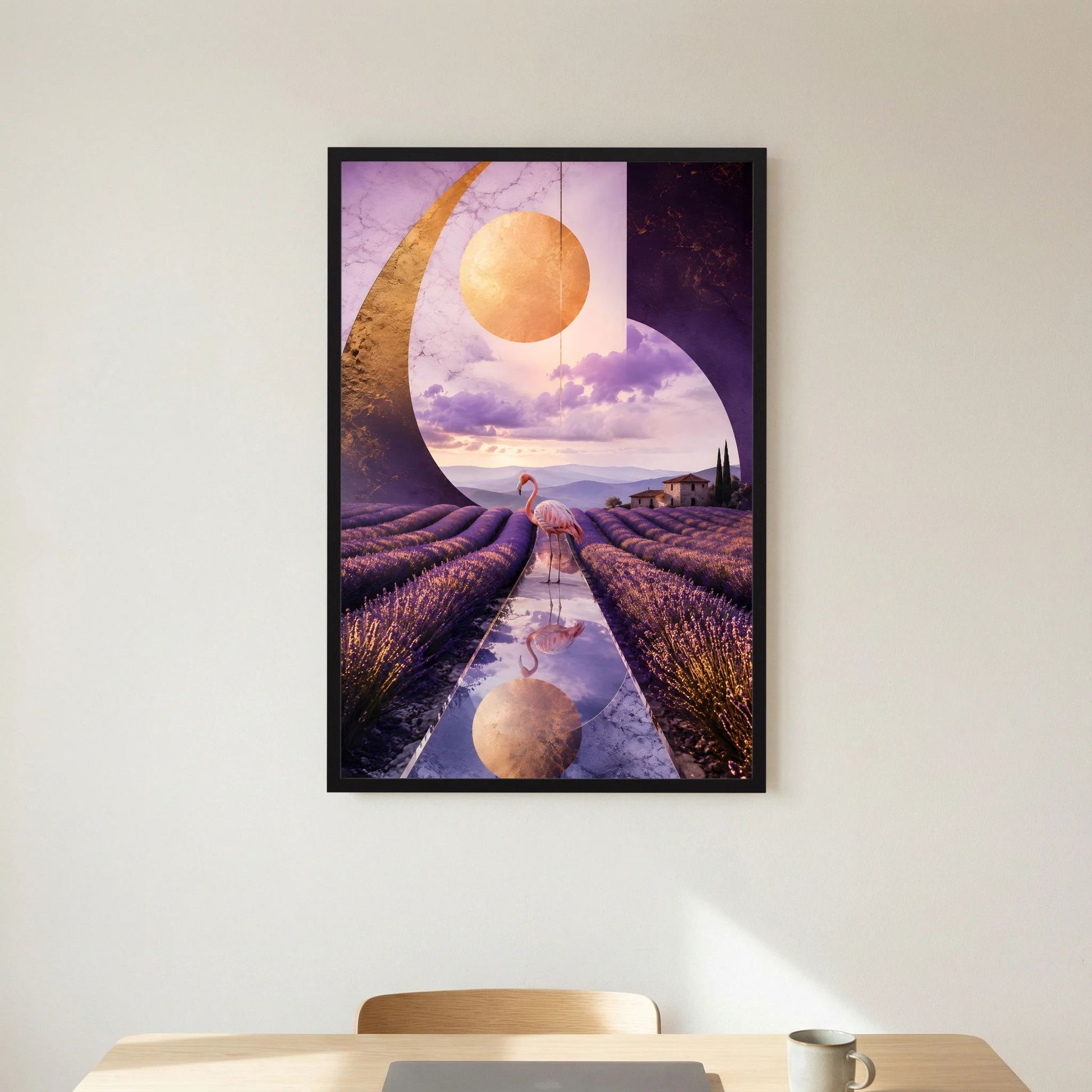 Kunstposter Flamingo im Lavendelfeld, violette surreale Landschaft, schwarzer Rahmen