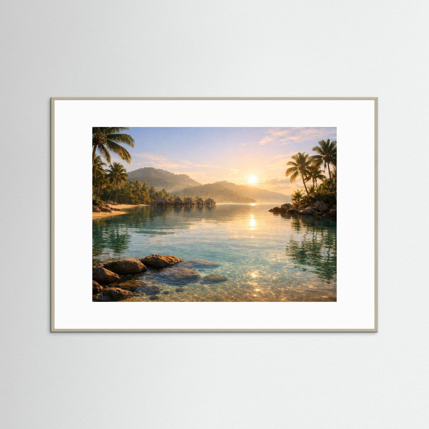 Tropenresort-Poster mit Sonnenaufgang, Meer und Palmen im Querformat, dunkler Rahmen