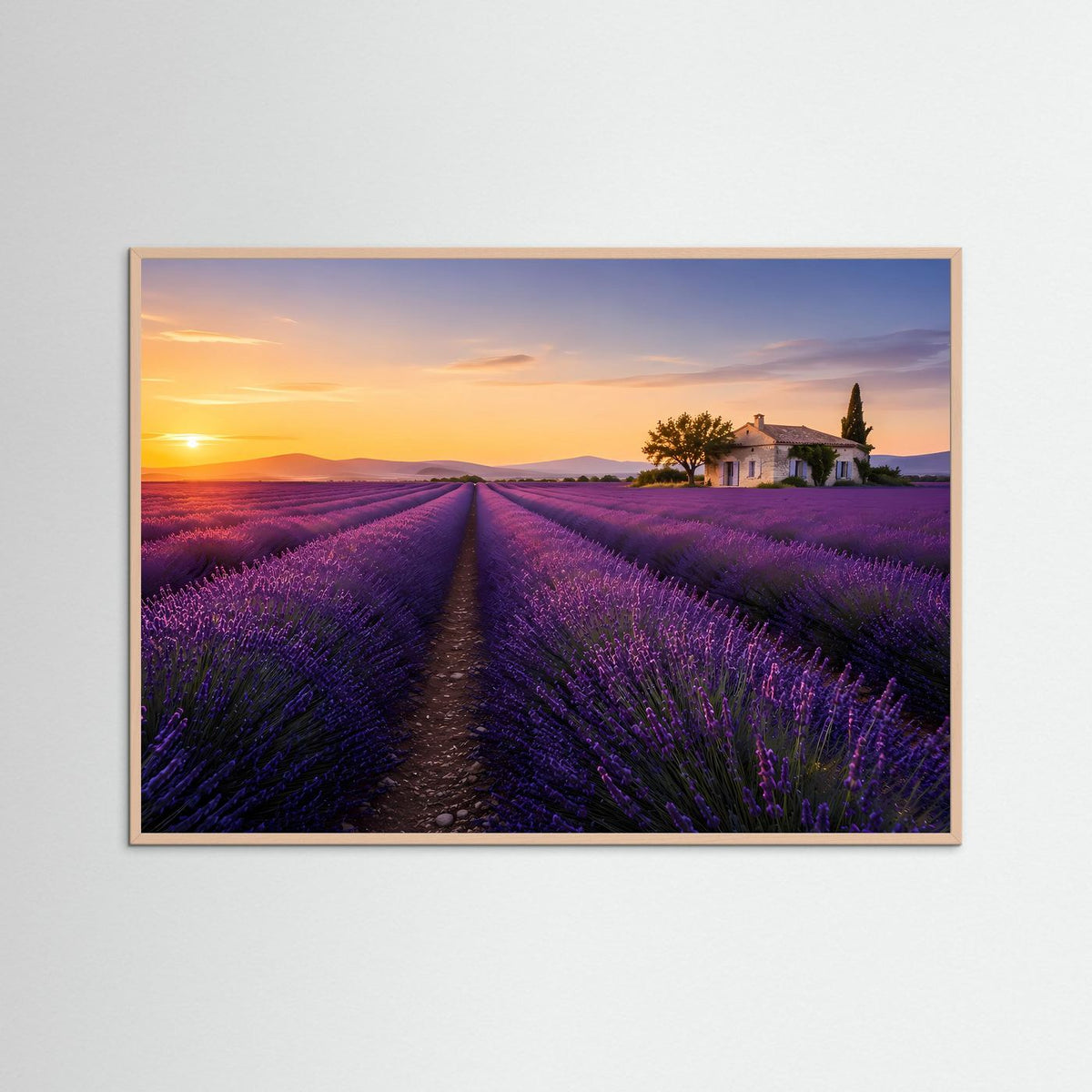 Querformatiges Poster mit Lavendelfeld und Landhaus bei Sonnenuntergang, im braunen Holzrahmen