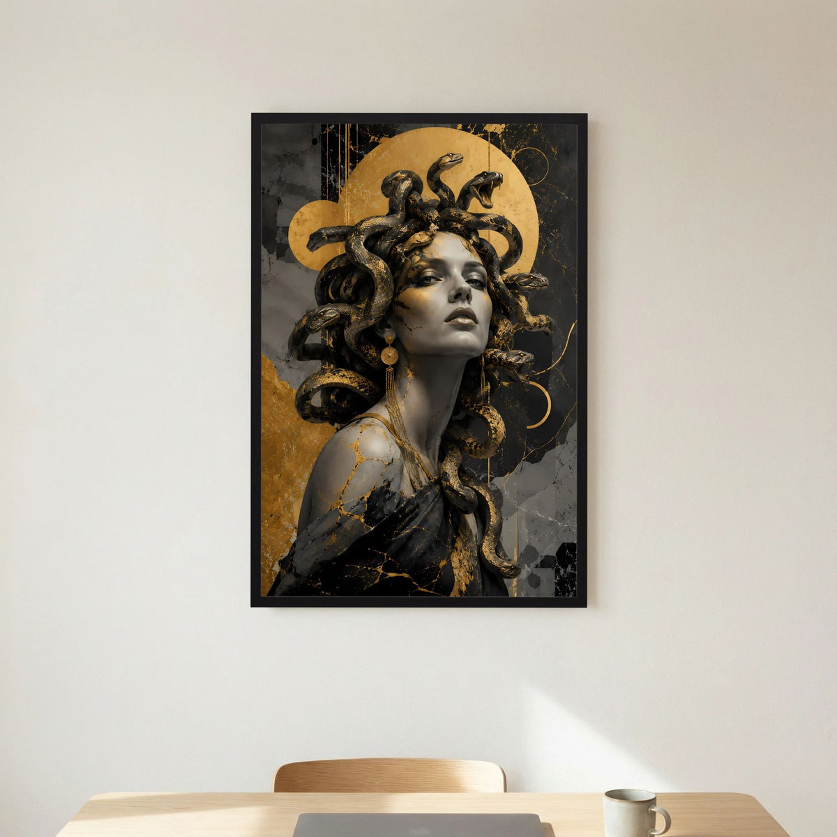 Medusa in Schwarz und Gold | Mystische Frau mit Schlangen | Poster Hochformat