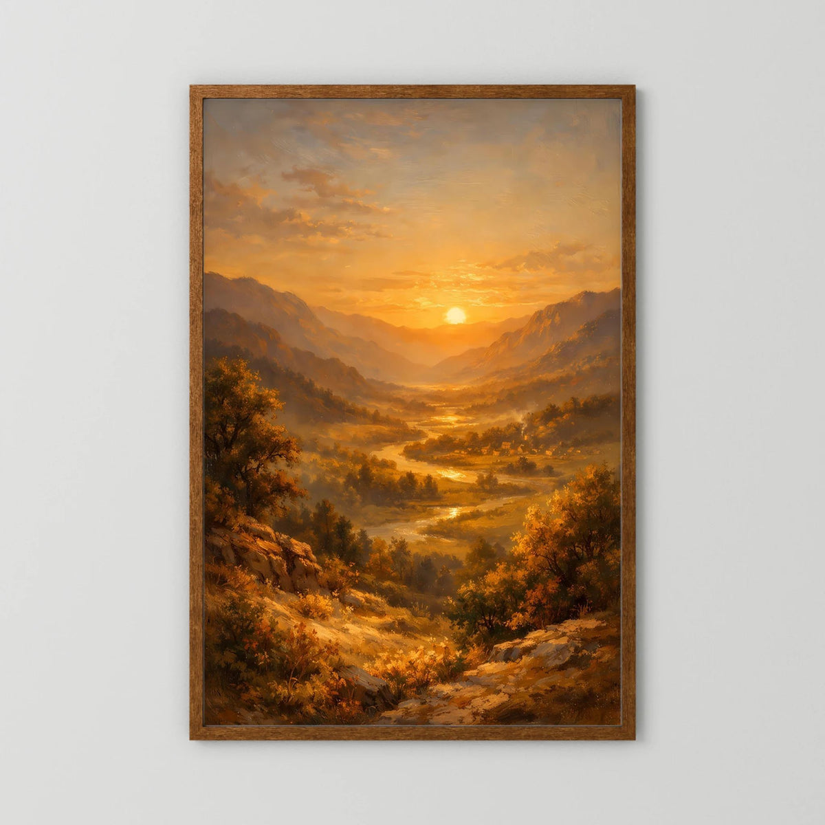 Hochformatiges Wandbild mit Berglandschaft im goldenen Abendlicht, naturbrauner Holzrahmen