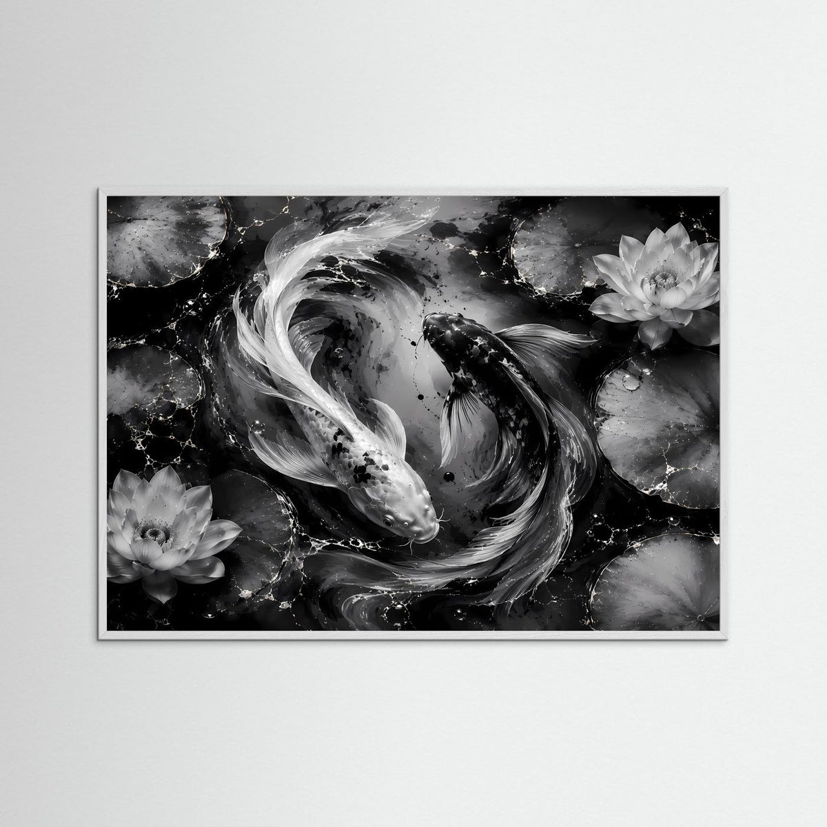 Gerahmtes Wandbild mit grauer Umrandung: Schwarzweiß-Koi-Fische und Lotusblüten