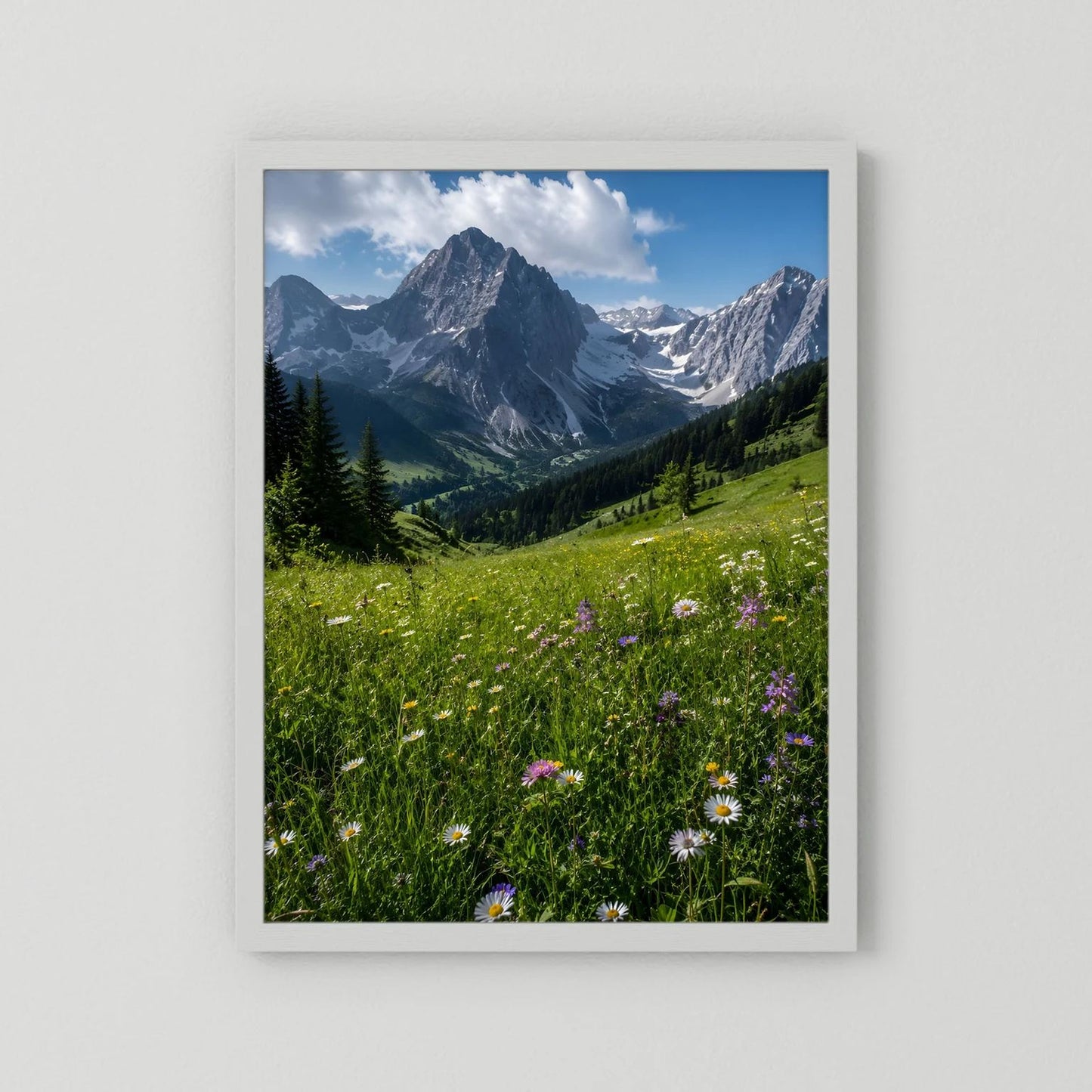 Wandbild mit Alpenberglandschaft und Wildblumen, weißer Rahmen
