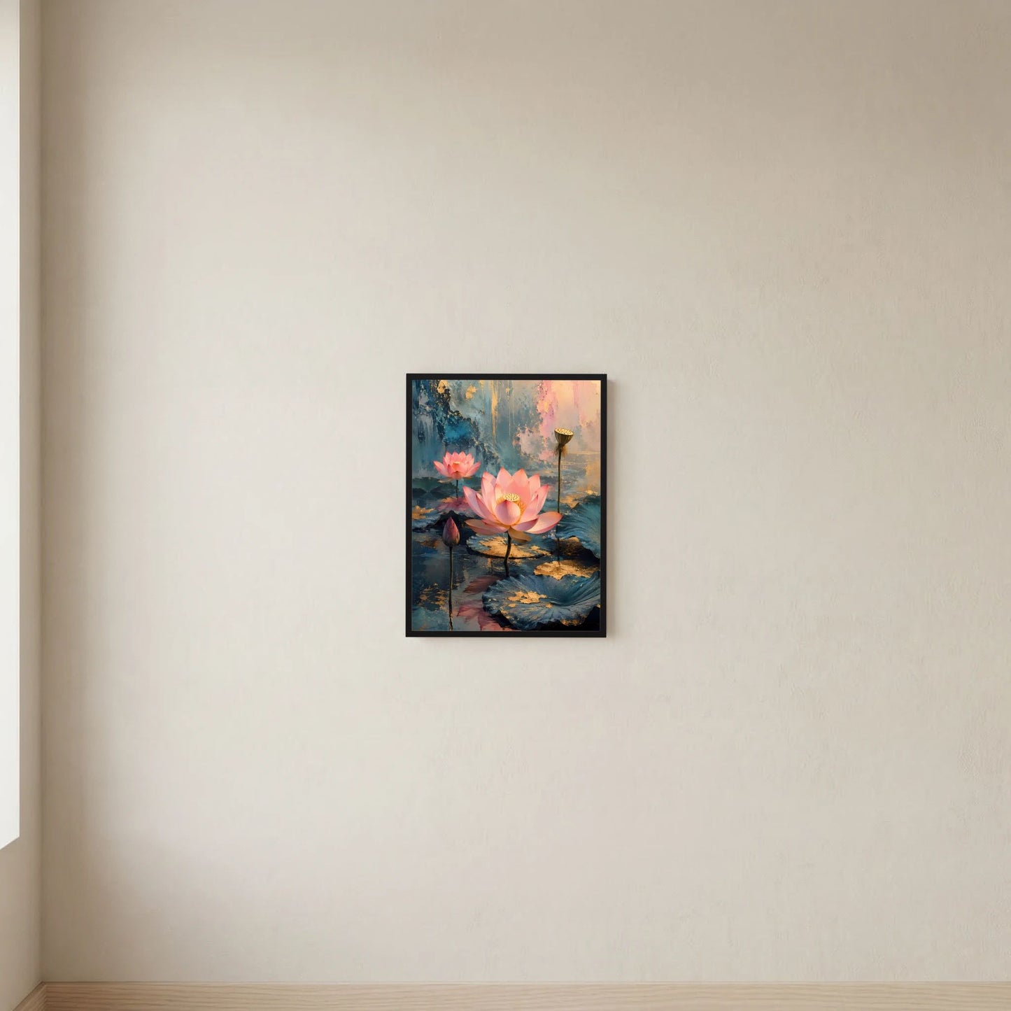 Hochformat-Poster mit rosa Lotusblüten auf petrolfarbenem Wasser, goldene Details, schwarzer Rahmen