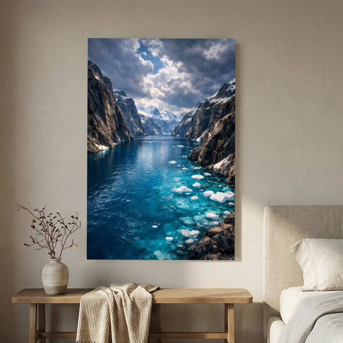 Fjord-Wandbild im Hochformat: Wasserstraße zwischen Felsbergen mit Treibeis
