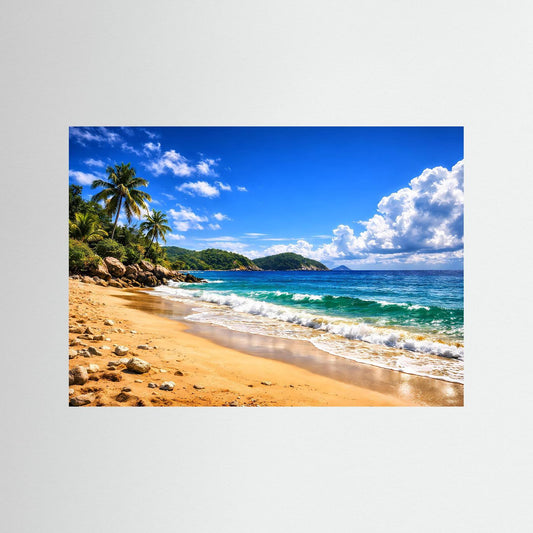 Querformatiges Strand-Poster mit Palmen, Sandstrand und Meer bei blauem Himmel