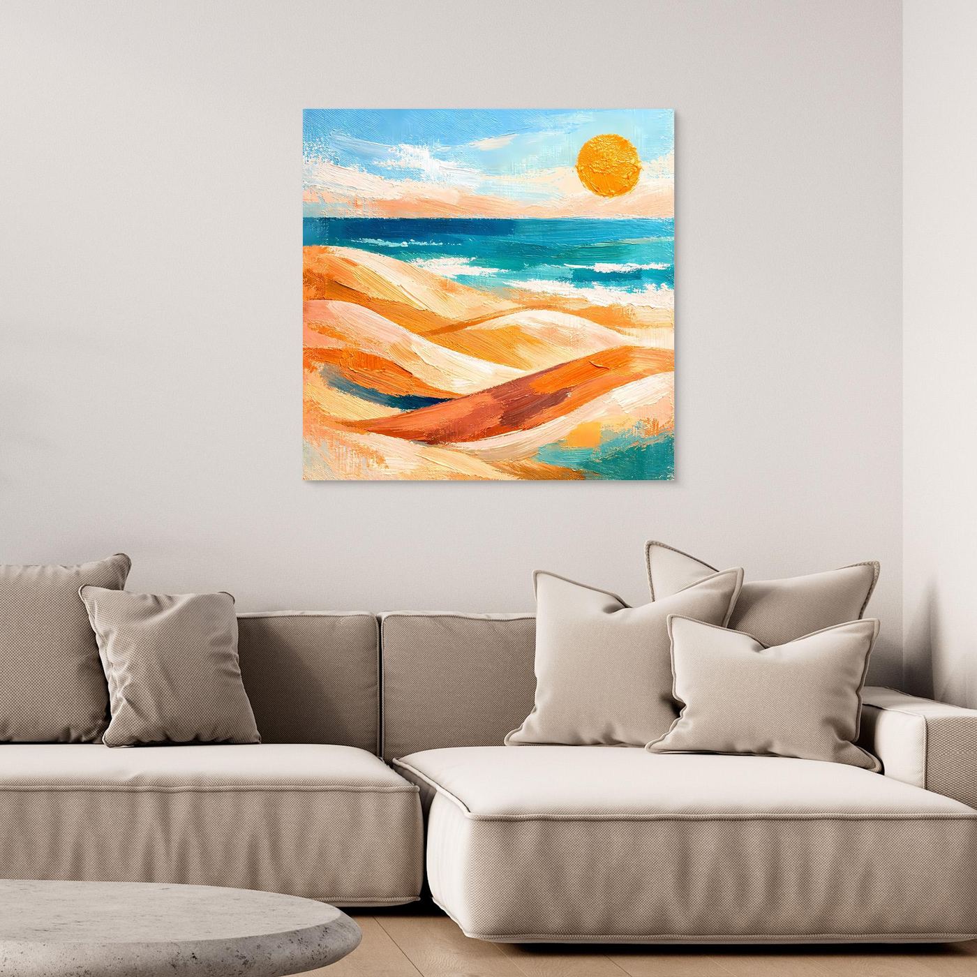 Wandbild mit abstraktem Dünen- und Meer-Motiv, orangefarbener Sonne, hell gerahmt