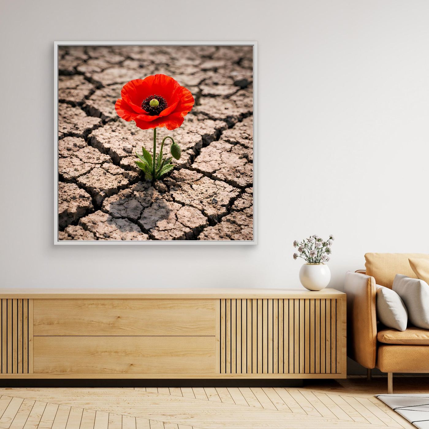 Leinwandbild mit roter Mohnblume auf rissigem Wüstenboden, hell gerahmt