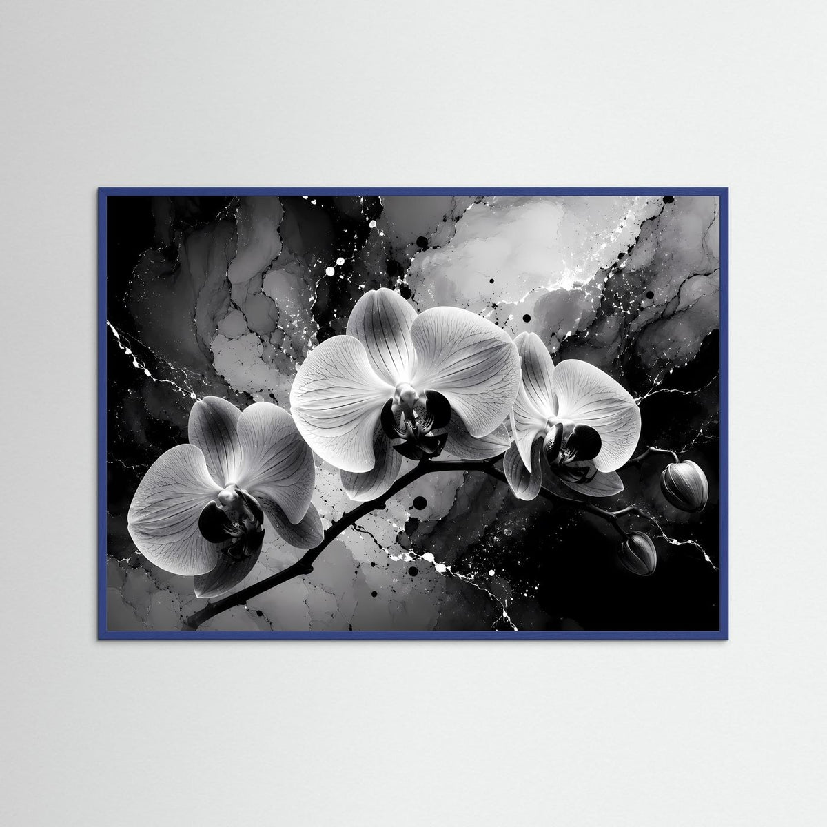 Orchideen-Wandbild mit schwarz-weißem Motiv und weißen Orchideenblüten im blauen Rahmen.