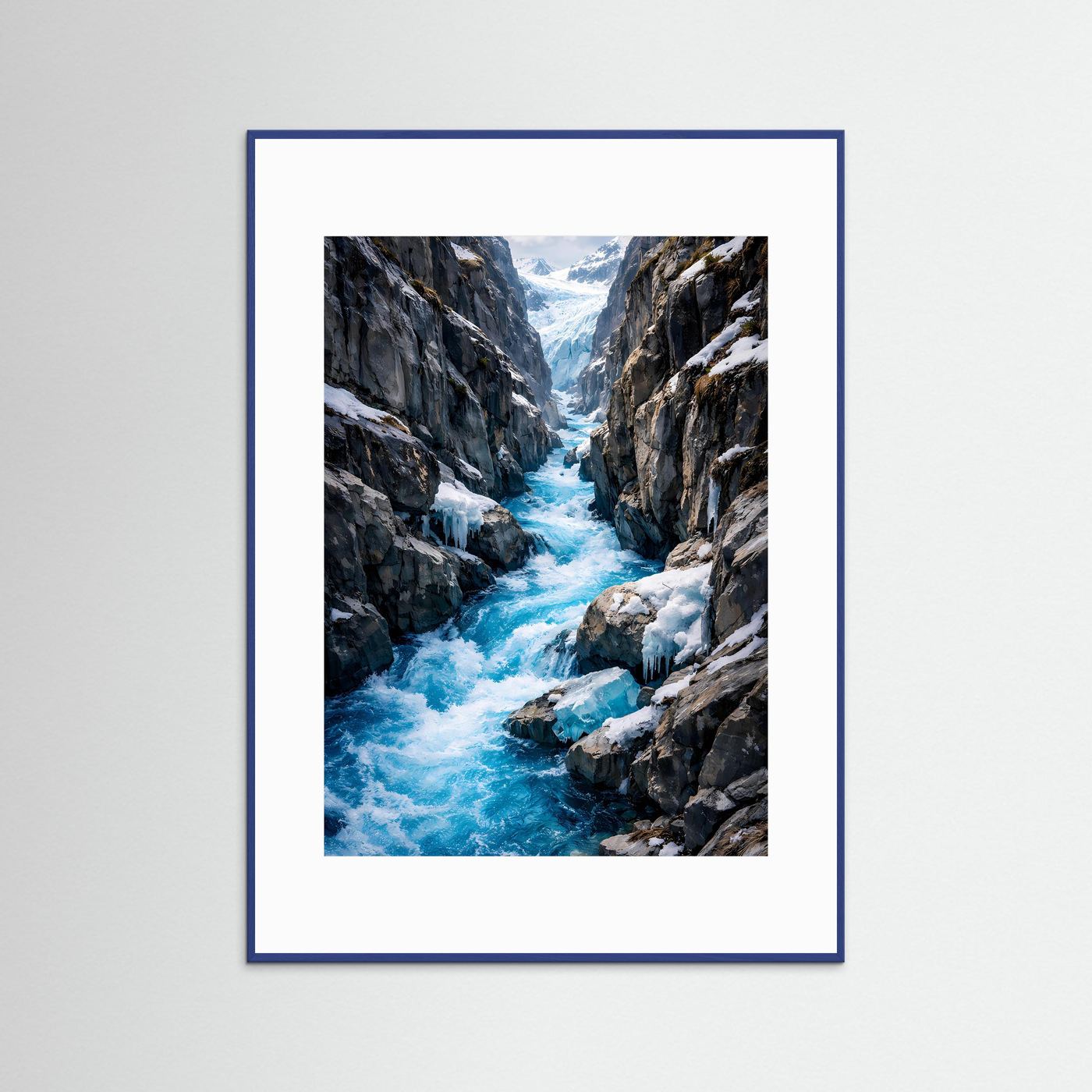 Skandinavisches Gebirgs-Poster mit Gletscherschlucht, blauem Rahmen