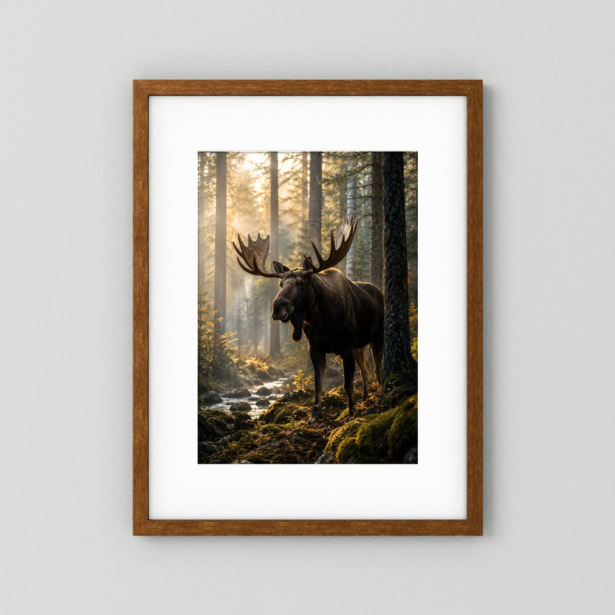 Elch-Naturposter im Wald mit Geweih-Elch, brauner Holzrahmen