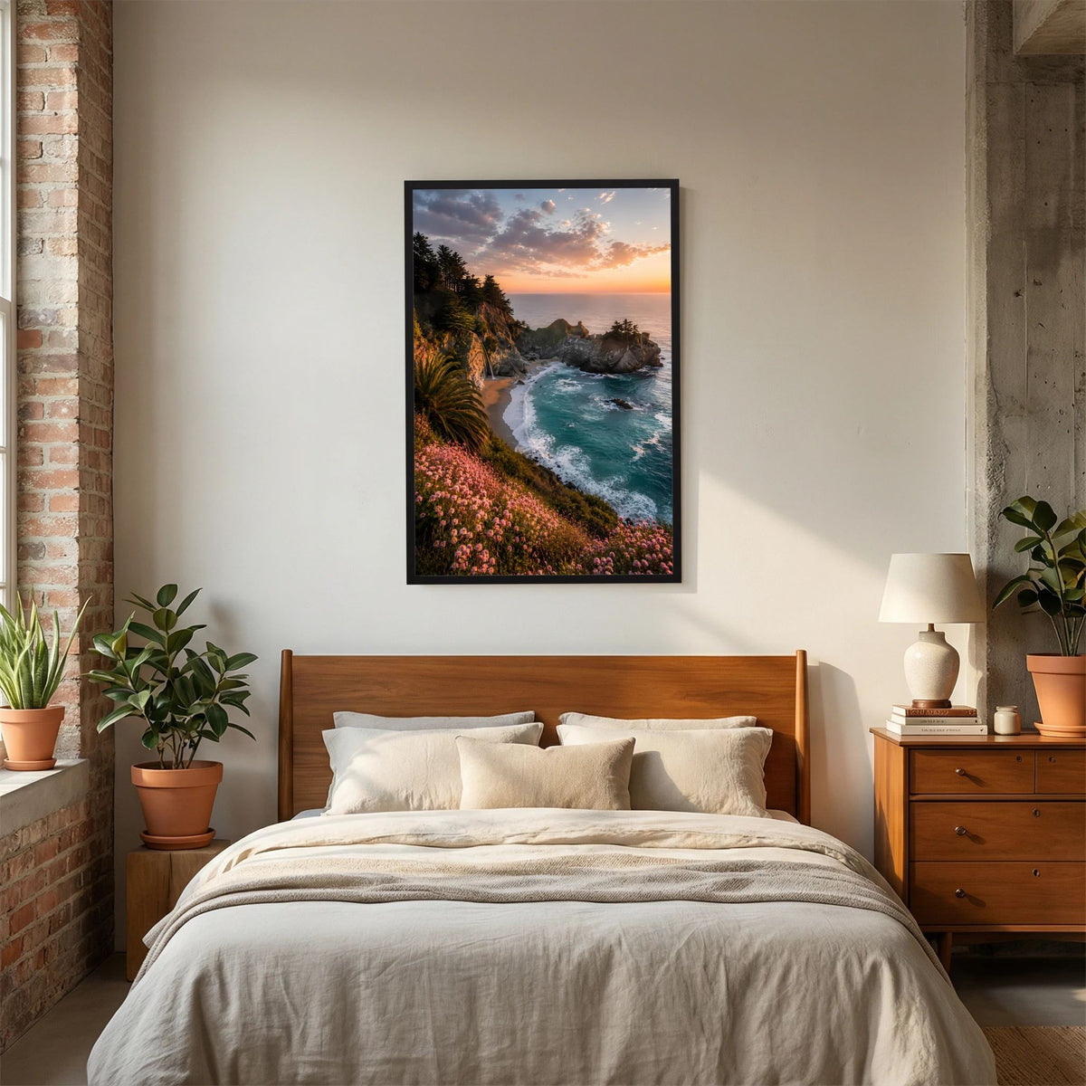 Kunstposter Hochformat im Schlafzimmer: Felsküste mit türkisblauem Meer, Blumen, Sonnenuntergang