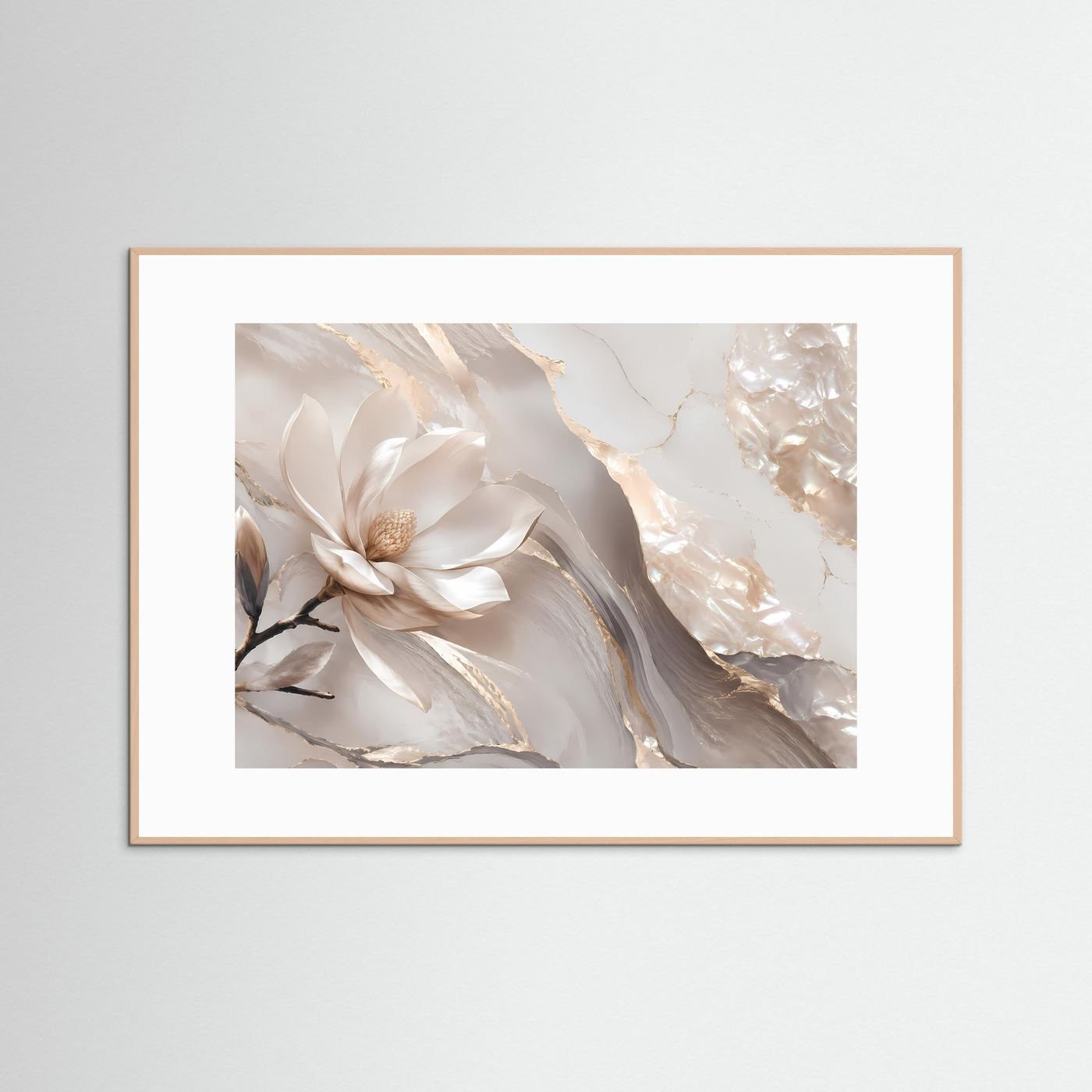 Wandbild mit weißer Magnolie, perlmuttfarbenen Adern und goldenen Akzenten im hellen Holzrahmen