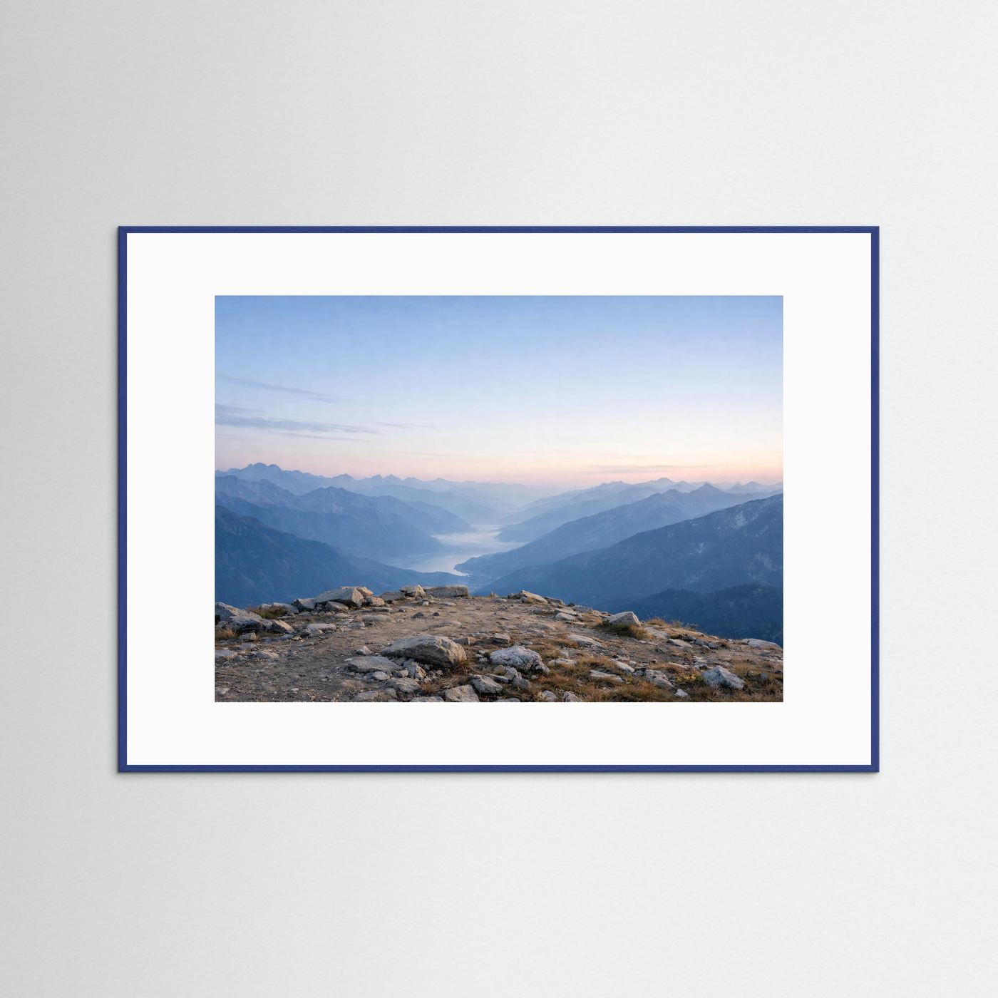 Berglandschafts-Poster im blauen Rahmen mit Bergpanorama in Dämmerungsstimmung
