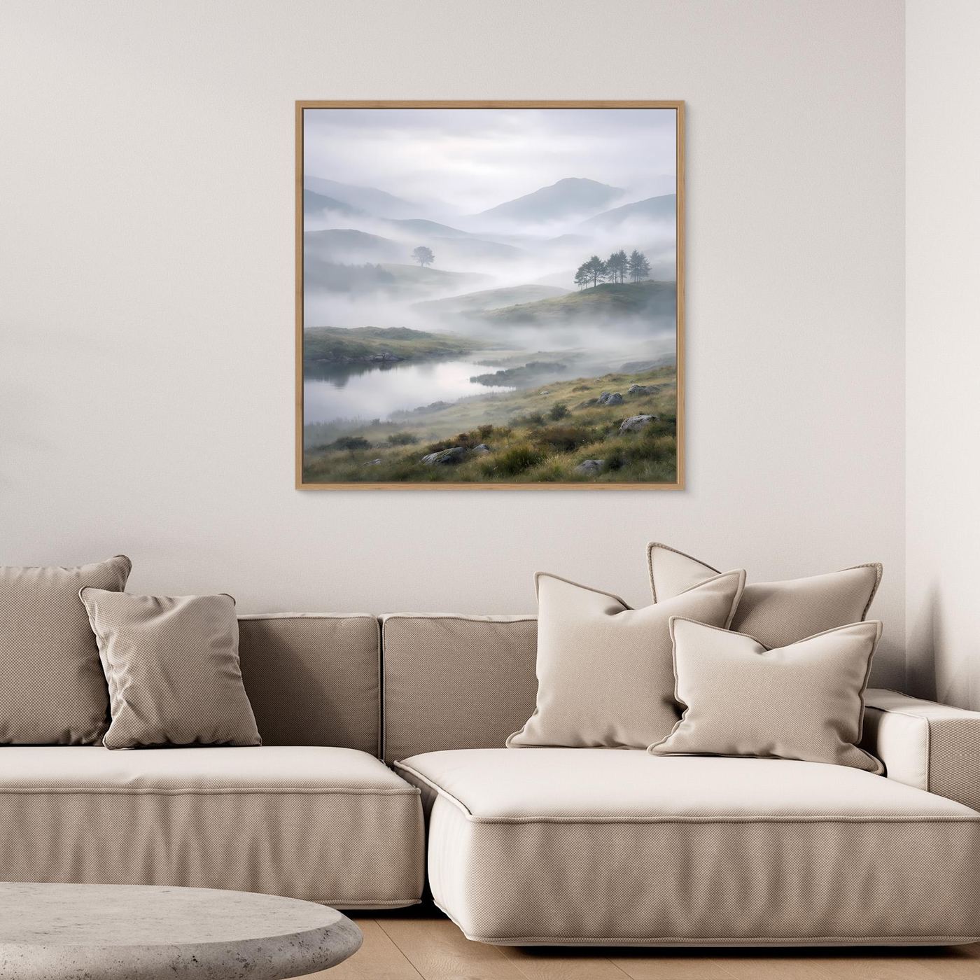 Leinwandbild mit Bergsee im Nebel in naturfarbigem Rahmen (Eiche)