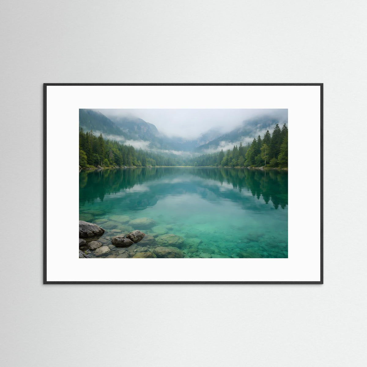 Bergsee im Nebel mit türkisfarbenem Wasser und Spiegelung, Fotodruck mit schwarzem Rahmen und Weißrand.