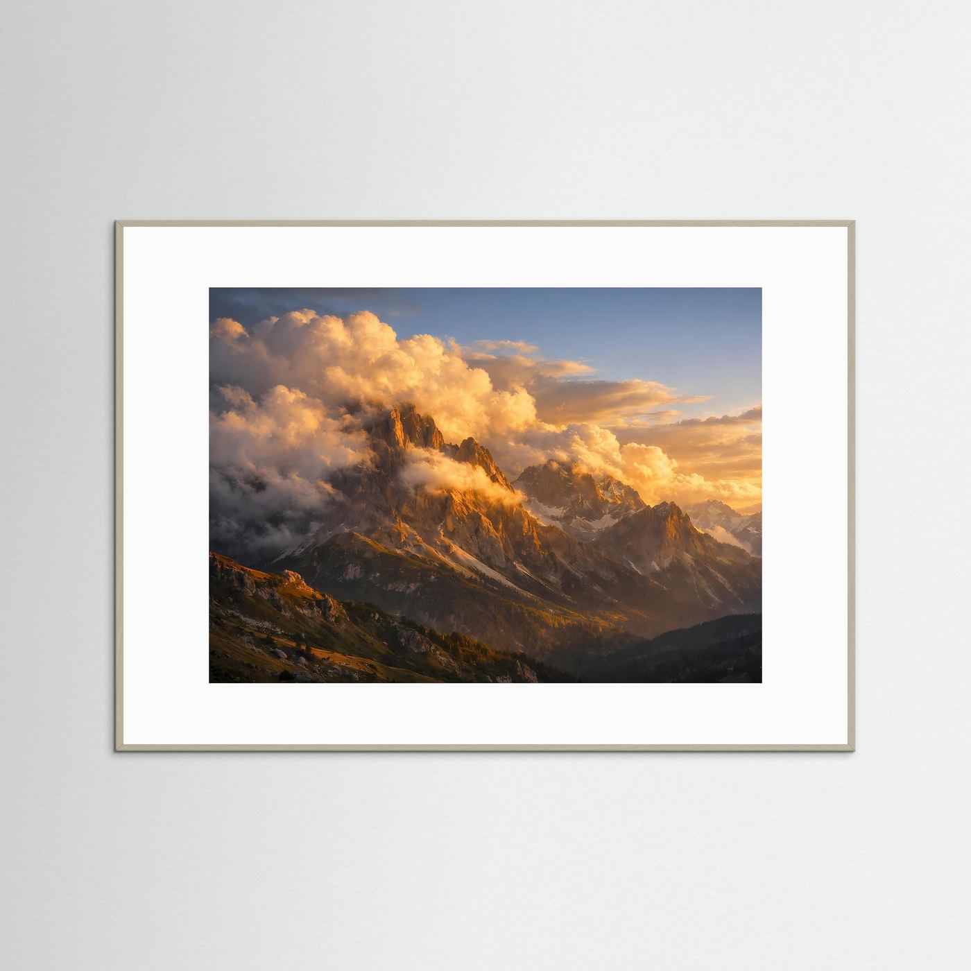 Querformatiges Poster mit Bergpanorama und goldenem Sonnenuntergang, mit braunem Rahmen